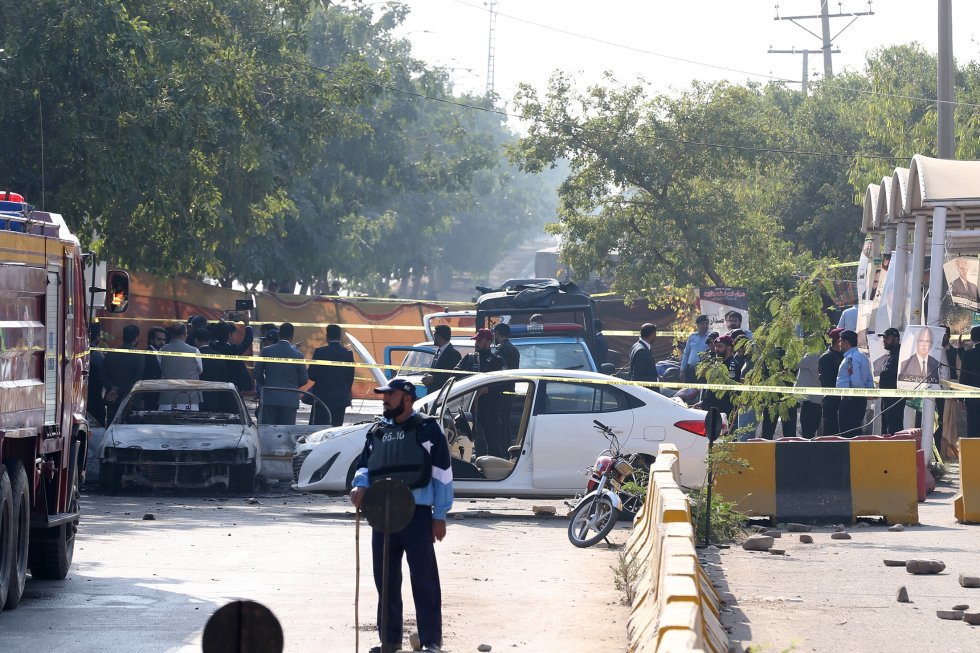 В Пакистане в результате взрыва террориста смертника недалеко от здания суда в Исламабаде погибли 12 человек еще 21 получил ранения различной степени Об этом сообщает телеканал Geo TV со ссылкой на местную полицию По заявлениям правоохранительных органов взрыв произошел в машине припаркованной недалеко от здания суда Отмечается что среди пострадавших есть прокуроры и адвокаты Судебные заседания приостановили людей находившихся внутри во время теракта оперативно эвакуировали через запасный выход Заместитель генерального инспектора полиции Исламабада а также представители правоохранительных органов прибыли на место происшествия Спасатели доставили погибших и раненых в столичную больницу Pims где ввели режим повышенной готовности Телеканал Geo TV со ссылкой на собственные источники сообщил что на месте взрыва обнаружили голову предполагаемого террориста смертника Фото Muhammed Semih Ugurlu Anadolu via Getty Images Подписаться на Российскую газету в Читать нас в MAX