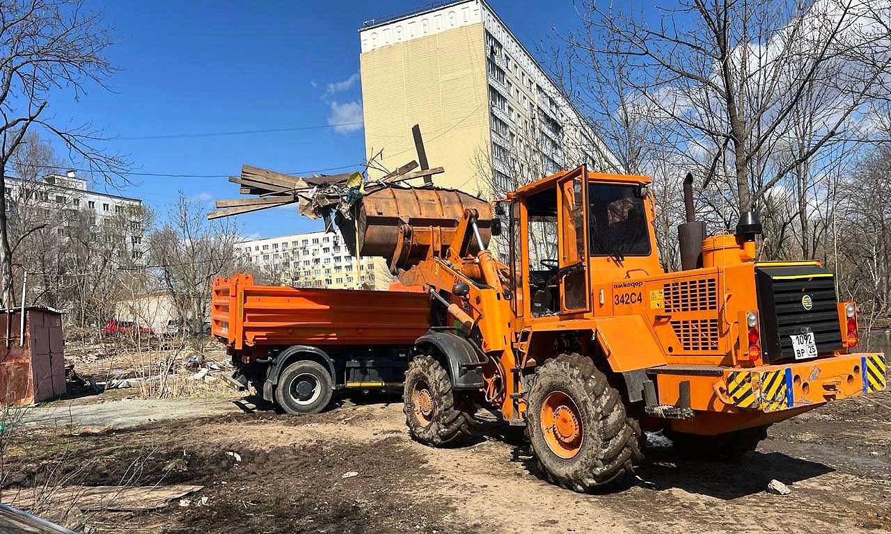 Более 200 незаконных объектов демонтировали специалисты МБУ «СГТ» в период двухмесячника. С 1 апреля по 1 июня сотрудники провели демонтаж 102 строений на Кизлярской, 30, Крыгина, 15, Хабаровской, 23в, Космонавтов, 13, Калинина, 20, Черемуховой, 22, Окатовой, 2а, Фета, 7, Успенского, 110, Лермонтова, 85б, Пшеницина, 44, Русской, 46, Адмирала Фокина, 23а, Басаргина, 4, Никифорова, 53 – 55а, Луговой, 83, на проспекте Красного Знамени, 164а и на других адресах. На этих участках были разобраны и вывезены гаражи, павильоны, сараи, контейнеры и ларьки. Помимо крупных объектов рабочие муниципальной службы также демонтировали металлические конструкции и столбики, железобетонные блоки и настилы в количестве 44 штук. «Демонтируем различные конструкции, начиная от незаконно установленных шлагбаумов и полусфер, заканчивая крупными павильонами и гаражными кооперативами. Дополнительно раз в неделю бригада рабочих выезжает на демонтаж рекламных конструкций,снимает вывески и баннеры, установленные без специального разрешения», – рассказал начальник по демонтажу МБУ «СГТ» Михаил Стогов. С начала весенней уборки специалисты демонтировали 58 таких конструкций, без учета случайной рекламы на остановочных павильонах и столбах. Отметим, после полного завершения демонтажных работ бригады «СГТ» собирают весь строительный мусор. В период двухмесячника сотрудники вывезли 1 485 тонн отходов.