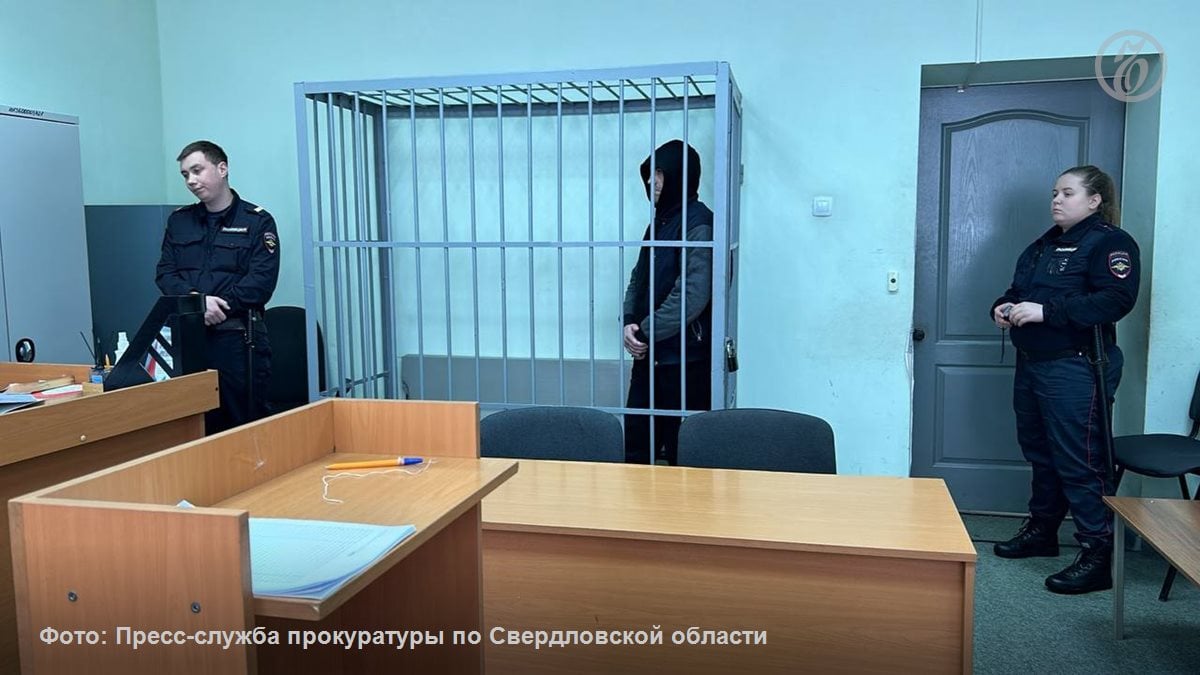 Ленинский райсуд Екатеринбурга приговорил к 7 годам и 10 месяцам колонии строгого режима 45-летнего местного жителя за нападение на 12 отделений банков.   Как сообщили в пресс-службе региональной прокуратуры, он похитил более 39,8 млн руб.  В суде гособвинение предоставило доказательства, что с 2015 по 2023 годы подсудимый, используя предмет, похожий на пистолет, угрожал сотрудникам банковских отделений и заставлял открывать их хранилище или отдавать деньги из кассы.