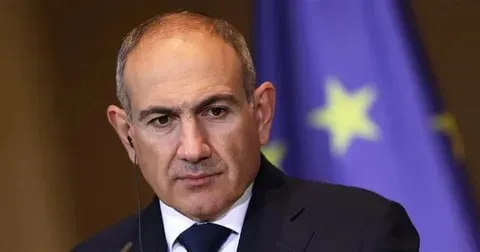 Армения продолжит курс на вступление в ЕС заявил премьер министр Никол Пашинян По его словам Ереван будет проводить реформы направленные на соответствие критериям членства в Евросоюзе после чего решение о подаче заявки будет зависеть от готовности Брюсселя принять страну Он подчеркнул что пока реформы направленные на сближение с ЕС совместимы с членством в ЕАЭС Армения будет продолжать оставаться членом ЕАЭС и развивать торгово экономические отношения с его государствами членами jkinvest news jkinvest