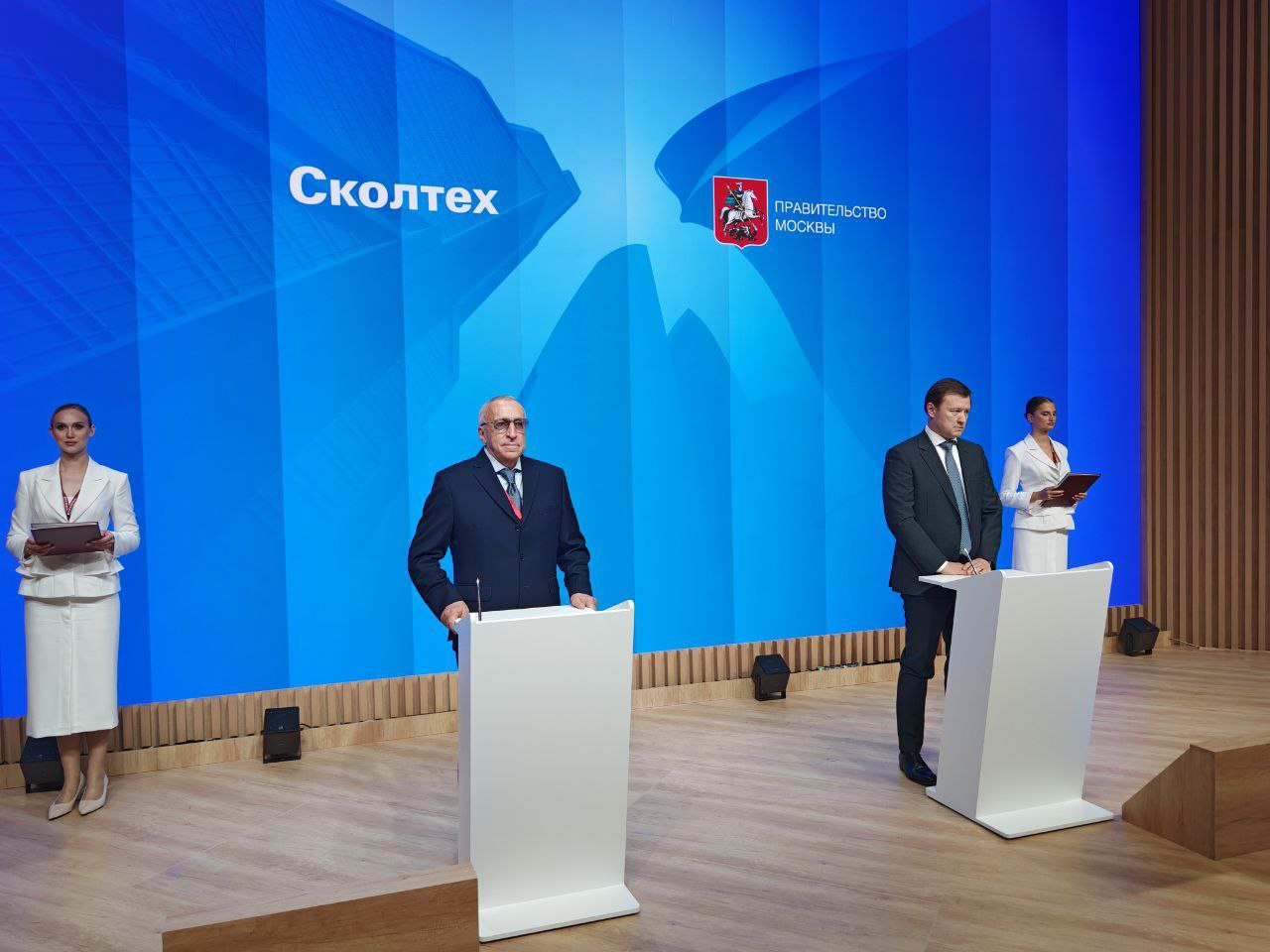 Сколтех и Правительство Москвы подписали соглашение о сотрудничестве в сфере внедрения технологий искусственного интеллекта в градостроительство. Договор, подписанный ректором Сколтеха Александром Кулешовым и заместителем мэра Москвы по вопросам градостроительной политики и строительства Владимиром Ефимовым, предусматривает взаимодействие в области информационного моделирования и автоматизированного проектирования с применением ИИ. Александр Кулешов: «Сколтех — лидер в России среди университетов по числу докладов на высокорейтинговых конференциях по искусственному интеллекту в 2024 году. Особое внимание в институте уделяется связке фундаментальных исследований и прикладных задач. Имея за плечами опыт успешных внедрений ИИ, мы с большим интересом берёмся за работу в области градостроительства в интересах такого инновационного города, как Москва». Владимир Ефимов: «Реализация этого соглашения позволит внедрить технологии искусственного интеллекта в процессы градостроительного планирования и предоставления услуг в сфере строительства. Совместная работа со Сколтехом усилит научно-технический потенциал столицы и обеспечит ее устойчивое развитие через интеграцию образования, науки и практики городского планирования».