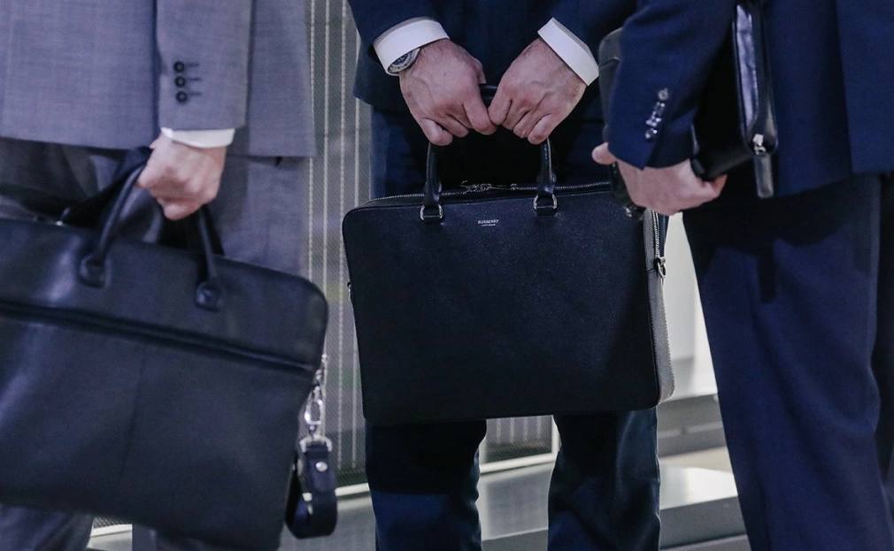 РБК в четвертый раз представил результаты рейтинга работодателей подготовленные на основе проведенного в 2025 году анкетирования В исследовании приняла участие 381 компания с общим числом сотрудников 3 9 млн человек Средняя зарплата в компаниях участниках рейтинга составила 169 964 руб увеличившись за год на 9 5 При составлении рейтинга использовались пять групп критериев  Cотрудники и условия труда  Эффективность бизнеса и инновационное развитие  Социальная ответственность  Деловая репутация  Мнение сотрудников Результаты рейтинга не зависят от размера бизнеса компании Шесть из 50 компаний представленных в группе I рейтинга РБК входят в категорию небольшие Среди крупнейших компаний вошедших в I группу рейтинга работодателей РБК в 2025 году Сбер ВТБ Росатом Альфа банк Газпром нефть НЛМК Норникель Северсталь Сибур Яндекс и другие Фото Андрей Любимов РБК Читать РБК в MAX