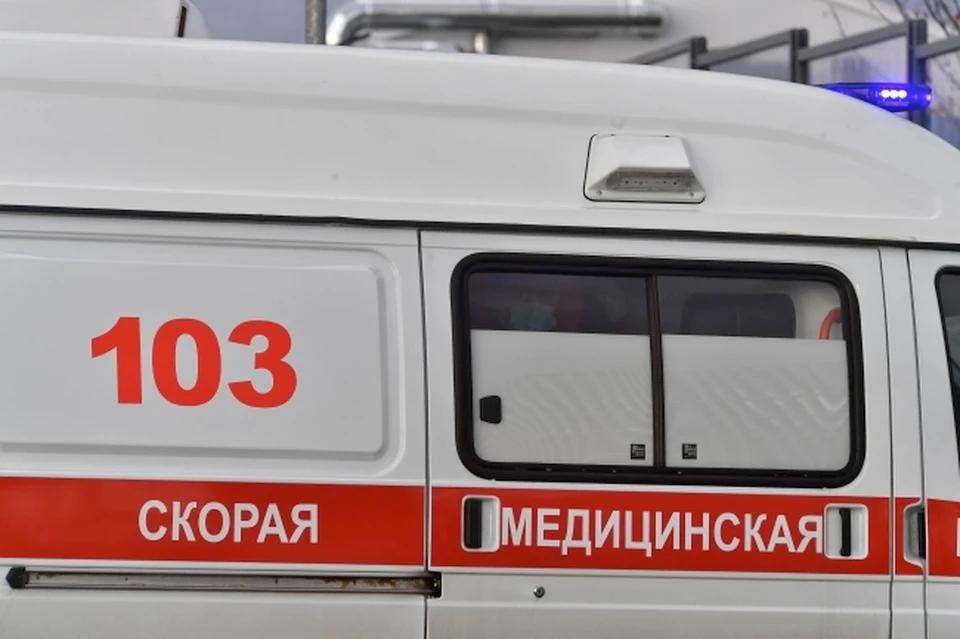 Житель Лисичанска получил тяжелые ранения из-за сброса боеприпаса с дрона ВСУ В Лисичанске 44-летний работник шиномонтажной станции получил тяжёлые ранения головы в результате сброса боеприпаса с украинского беспилотника, сообщило правительство ЛНР в Telegram-канале. Пострадавшего доставили в больницу, где медики борются за его жизнь.