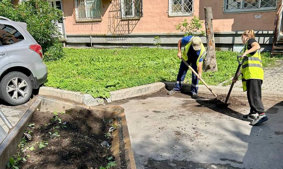 52 улицы убрали во Владивостоке на прошлой неделе.   На улицах Енисейской, Чкалова, Фадеева, проспекте 100-летия Владивостока, Кирова, Сипягина, Свердлова и на объездной трассе Седанка – Патрокл убрали грязь, грунт и мусор с обочин, под леерными ограждениями и возле тротуаров.     Прибордюрные полосы очистили еще на 20 улицах города среди которых Верхнепортовая, Пушкинская, Успенского, Алеутская, Вострецова, Амурская, Южно-Уральская и другие.     Помимо сухой уборки, бригады рабочих круглосуточно проводят и влажную. В ночное время промывали подземные пешеходные переходы и дороги во всех районах краевого центра. А в дневное – отмывали автобусные остановки на Семеновской, Сафонова, Никифорова, Русской, Кирова, Чкалова, Енисейской и на Университетском проспекте.   «Для влажной уборки используем мощные керхеры, которые хорошо выбивают грязь своим напором, а также специальный шампунь и щетки. Наиболее трудно отмываются загрязнения на Арбате. Для поддержания чистоты работы там проводим ежедневно», – отметили сотрудники «СГТ».     Несанкционированные свалки убрали на Русском острове в поселке Канал и на улице Нефтеветка.    За неделю рабочие вывезли порядка 200 тонн отходов, среди которых половина – строительный мусор.