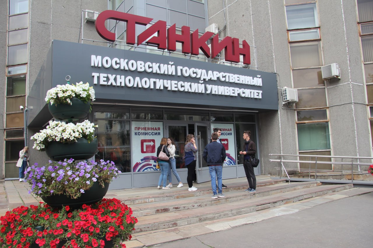 Головной центр компетенций станокинструментальной промышленности будет создан на базе университета "Станкин" благодаря новому кампусу - согласно поручениюпремьер-министра России Михаила Мишустина, его оснащение должно быть завершено до 2031 года. Обеспечить финансирование оснащения в объеме не менее 10 млрд рублей поручено Минпромторгу и Минфину до 31 декабря 2030 года. К тому же сроку Минобрнауки совместно с Минпромторгом предстоит обеспечить оснащение специализированных научно-производственных лабораторий. Также Минобрнауки и Минпромторг должны до 1 сентября направить в правительство Москвы технологическое задание для проектирования кампуса университета. Согласно документам, рекомендовано предусмотреть размещение в кампусе головного центра компетенций по развитию станкоинструментальной отрасли, физкультурно-оздоровительного корпуса и учебно-лабораторных корпусов, гостиниц, рекреационных и парковочных зон, конгрессно-выставочного центра и военно-учебного центра для комфортного обучения не менее 11,5 тыс. студентов.