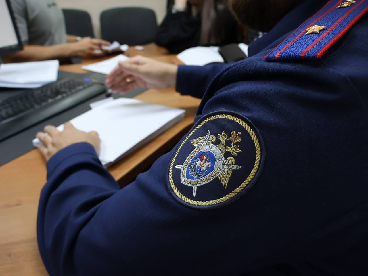 Следственным управлением СК России по Омской области возбуждено уголовное дело в отношении 21-летнего жителя Омска, подозреваемого в незаконном проникновении в жилище против воли проживающих в нем лиц ч. 1 ст. 139 УК РФ . По версии следствия, вечером 6 июля в г. Омске подозреваемый, выбив дверь, ворвался в квартиру к родителям своей девушки, предполагая, что она может там находиться. Убедившись, что девушки в квартире нет, он ушел. В настоящее время следователями проведен осмотр места происшествия, допрошен подозреваемый, проводятся иные следственные действия, направленные на установление всех обстоятельств совершенного преступления и иных противоправных действий подозреваемого. Уголовным кодексом Российской Федерации за нарушение неприкосновенности жилища предусмотрено наказание в виде ареста сроком до трех месяцев, а в случае применения насилия или с угрозой его применения - до двух лет лишения свободы.