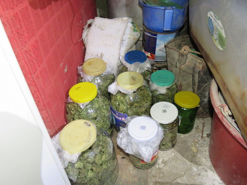 Криминальные запасы на зиму закрутки с марихуаной нашли полицейские у жителя Крымского района По данным следствия 47 летний житель станицы Варениковской обнаружил на окраине населенного пункта дикорастущие кусты конопли и оборвал наркосодержащие части растений из которых позже изготовил марихуану Наркотик мужчина разложил по стеклянным банкам и хранил для личного употребления Оперативники изъяли у злоумышленника более 1 килограмма марихуаны Уголовное дело направлено в суд Фигуранту грозит до 10 лет лишения свободы сообщает пресс служба ГУ МВД России по Краснодарскому краю Радио 104FМ Новая Россия Мы в МАХ