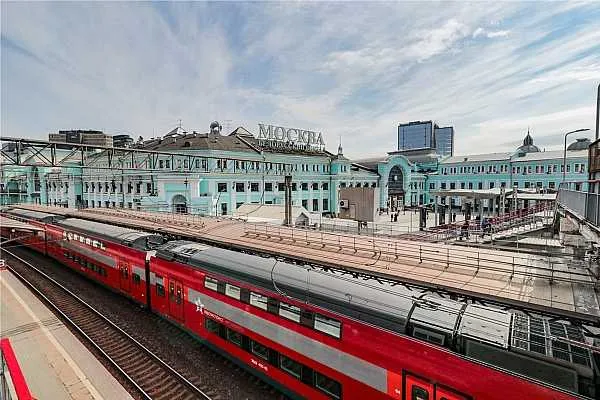 С Белорусского вокзала отправится поезд Аэроэкспресс с театрализованным представлением в честь Дня Победы Впервые в рамках Дней исторического и культурного наследия и в преддверии Дня Победы Департамент культурного наследия Аэроэкспресс и Московский государственный академический театр Русская песня под руководством Надежды Бабкиной столичного Департамента культуры организуют уникальную патриотическую акцию В течение двух дней 6 и 7 мая один из вагонов двухэтажного поезда станет сценой для театрализованного тематического представления посвященного подвигу советского народа в Великой Отечественной войне Об этом сообщает AVIA RU На всем протяжении пути в вагоне будут звучать стихи и песни военных лет пассажиры увидят фрагменты из спектакля А Твардовский Ради жизни на земле Василий Тёркин в исполнении артистов театра Русская песня aviaru net n295216 Оставайся в информационном потоке подпишись на наш канал в MAX