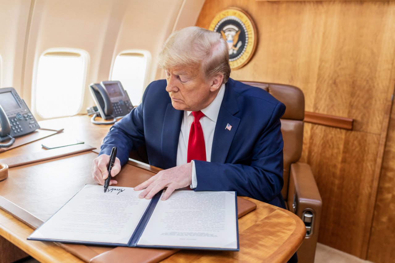 Трамп запретил миграцию в США для граждан 12 стран. Соответствующий документ опубликован на официальном сайте Белого дома. «Я решил полностью запретить и ограничить въезд граждан следующих стран: Афганистан, Бирма Мьянма , Чад, Республика Конго, Экваториальная Гвинея, Эритрея, Гаити, Иран, Ливия, Сомали, Судан и Йемен», — говорится в заявлении президента. По словам Трампа, ограничения вводятся с учетом внешней политики, национальной безопасности и целей США по борьбе с терроризмом.
