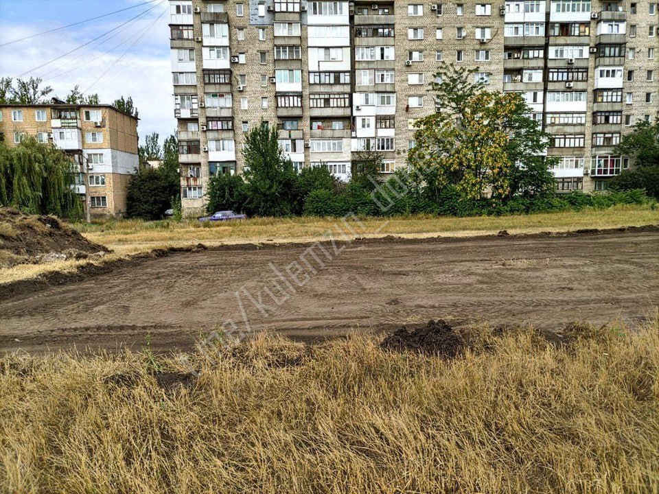 В Пролетарском районе Донецка появятся футбольное поле и баскетбольно-волейбольная площадка   Специалисты уже приступили подготовительным к работам. Сейчас на месте будущих спортивных объектов ведется разработка земельного участка.    Как сообщил глава городского округа Донецк Алексей Кулемзин, оба объекта будут современными и безопасными. Планируется использование современных покрытий и материалов, которые будут соответствовать всем необходимым стандартам.   Реализация проекта осуществляется при содействии Главы ДНР Дениса Пушилина и поддержке Президентского фонда культурных инициатив.    - ВАРМСУ «СМО ДНР». Подписывайтесь.   - ВАРМСУ «СМО ДНР». Подписывайтесь.