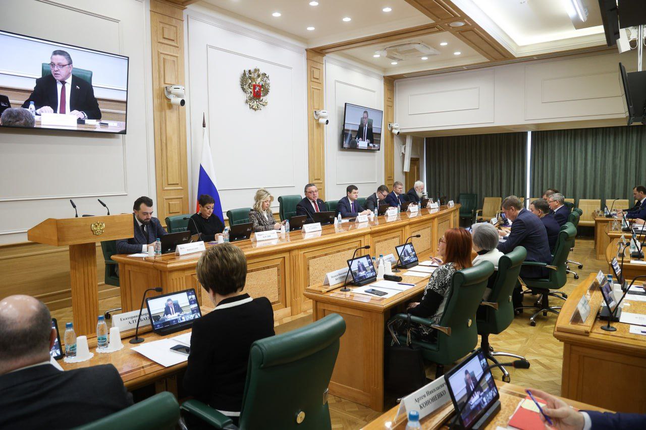 Сегодня подвели предварительные итоги работы Комиссии Совета Федерации по мониторингу законодательства в сфере КНД Такие встречи в конце года стали уже хорошей традицией В 2025 году Комиссия продолжила активно взаимодействовать с контрольными органами федерального регионального и муниципального уровней бизнес сообществом для оказания практической помощи надзорным органам и подконтрольным субъектам Нами были организованны и проведены ряд мероприятий на площадках в Москве шесть официальных визитов членов Комиссии в регионы Десять заседаний посвященных донастройке контрольно надзорной деятельности по наиболее актуальным вопросам внедрению мер стимулирования добросовестного соблюдения обязательных требований и т п В своей деятельности Комиссия совместно с главным регулятором контрольно надзорной деятельности Минэкономразвития старается максимально продуктивно реагировать на все вопросы возникающие у субъектов на практике при реализации положений Закона о контроле По результатам этой большой работы сенаторами было внесено в Государственную Думу 4 законопроекта с изменениями профильного законодательства Участники сегодняшней дискуссии отметили что в планах на следующем этапе реформы КНД ключевой задачей становится не просто сокращение количества проверок а повышение качества и эффективности профилактической работы совершенствование индикаторов риска внедрение технологий больших данных и искусственного интеллекта Для формализации этих направлений полагаю что положения Концепции совершенствования контрольной надзорной деятельности которая действует до 2026 года необходимо пролонгировать и актуализировать Хочу еще раз отметить работу Министерства экономического развития создавшее условия в которых легко взаимодействовать со всеми участниками с законодателями регионами муниципальными органами представителями бизнеса Это позволяет найти оптимальный баланс между публичными интересами и снижением давления на бизнес и в конечном счете способствует росту отечественной экономики