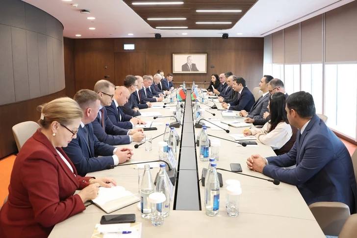Азербайджан и Беларусь наметили новые пути экономического сотрудничества Встреча состоялась между первым заместителем министра экономики Азербайджана Эльнуром Алиевым и заместителем министра промышленности Беларуси Денисом Бакеем Ключевыми направлениями сотрудничества стали промышленность фармацевтика и сельское хозяйство Стороны обсудили успешные совместные проекты включая сборку техники и производство пожарной техники Особое внимание уделено развитию военного и фармацевтического секторов а также обмену агротехнологиями что позволит расширить производство в животноводстве и растениеводстве с учетом климатических особенностей Азербайджана Эти инициативы создают надежную основу для углубления торгово экономических связей и открытия новых перспектив для партнерства Межправительственные комиссии продолжают работать над реализацией совместных программ направленных на укрепление стратегического взаимодействия и расширение объемов взаимной торговли Вестник Кавказа Подписаться