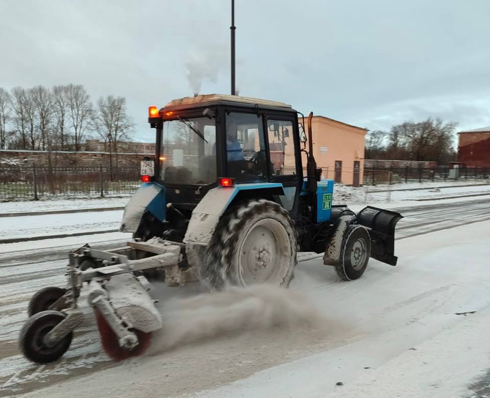 Циклон «Джулиан» принес в Петербург похолодание и снег  Коммунальные службы со вчерашнего дня начали готовится к приходу циклона, выполняя основную задачу — превентивную обработку дорожного полотна как во дворах, так и на улицах города.   Сейчас 6 377 дворников очищают внутриквартальные проезды и подходы к парадным от выпавшего снега. В работе задействованы 1240 единиц уборочной техники. Роторная техника эффективно работает на узких дорожках и в запаркованных дворах.   На дорогах и тротуарах города трудится 770 единиц уборочной техники и порядка 1000 работников ручного труда.   К 12 часам дня высота снежного покрова составляет 2,2 см. Ближе к вечеру температура воздуха перейдет за минусовые показатели и рабочая неделя будет холодной. В связи с этим коммунальные службы в рабочем режиме устраняют последствия циклона, обращая особое внимание уборки снега вблизи социальных объектов, метро, расчищая походы к остановкам общественного транспорта и пешеходные переходы.