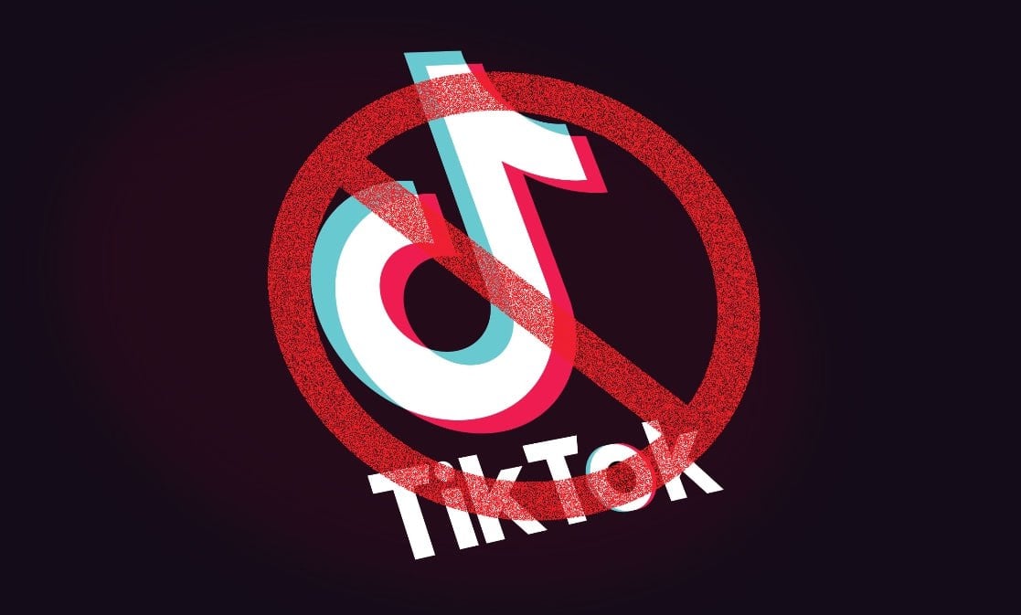 Албания минимум на год заблокирует TikTok  Сегодня премьер-министр Албании Эди Рама заявил, что власти ограничат доступ к приложению и начнут внедрять программы, которые послужат просвещению подростков. Такое решение — реакция правительства на трагичный инцидент месячной давности. Тогда возле школы в Тиране произошла драка, в ходе которой один подросток погиб, а другой был ранен. Конфликт сформировался в соцсети.