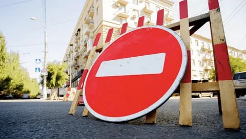В центре Екатеринбурга перекроют улицу Малышева В Екатеринбурге из за необходимости провести капремонт будут перекрывать участок улицы Малышева Речь идет об отрезке от улицы Горького до Розы Люксембург Участок будет перекрыт со 2 по 6 сентября Об этом информирует пресс служба мэрии Примечательно что улицу закроют в ночное время с 23 00 до 05 00 Кроме того из за ремонтных работ в районе улиц Карла Маркса и Энгельса продлят срок закрытия Перекрытия будут действовать до 30 ноября Ограничения коснутся улицы Карла Маркса от Горького до Розы Люксембург Подписаться на Жизнь в Екб