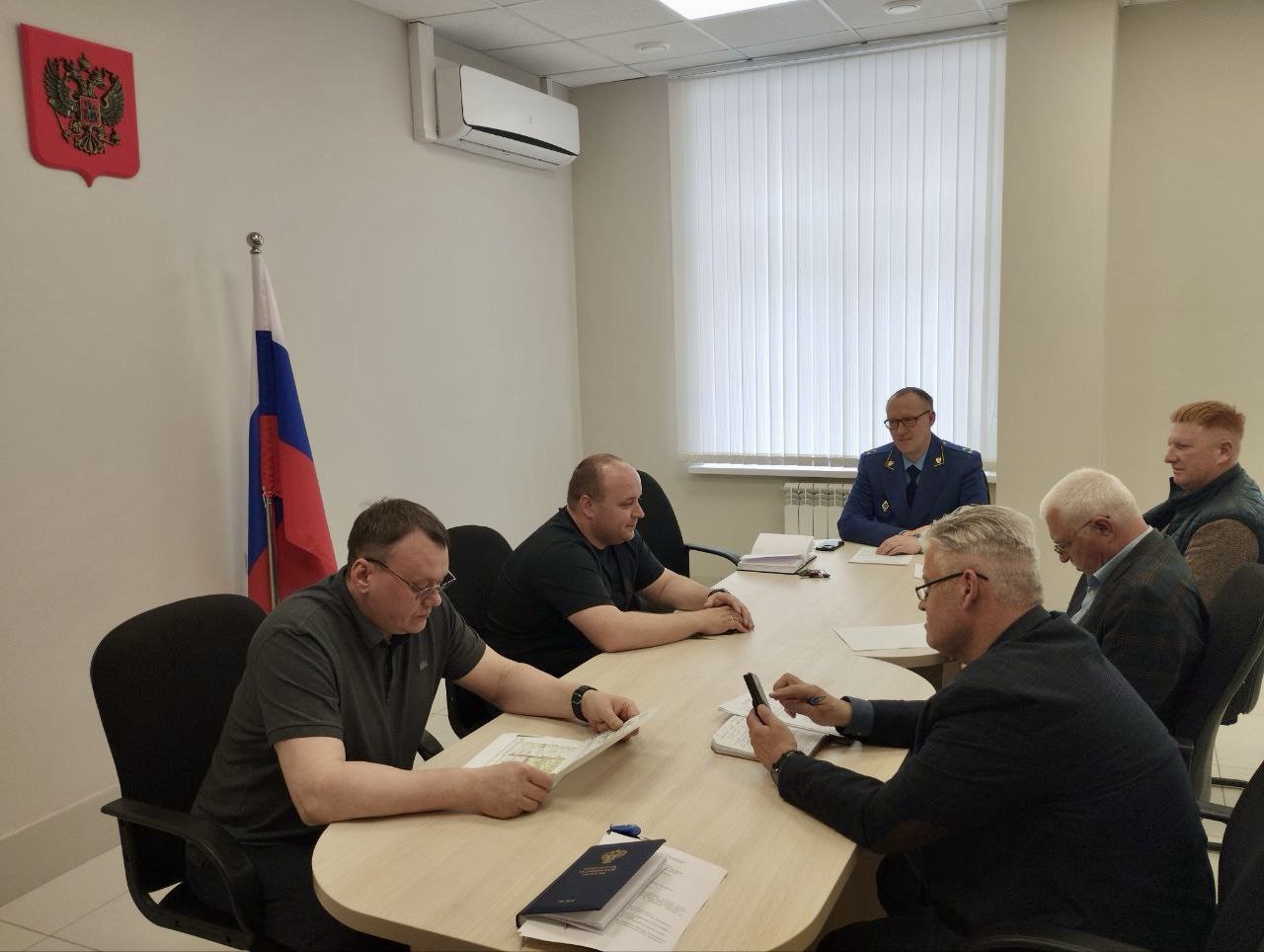В прокуратуре Центрального района г. Челябинска проведено совещание по вопросам подготовки района к предстоящему отопительному периоду Прокурор Центрального района г. Челябинска Михаил Калита провел совещание по вопросам подготовки района к отопительному периоду 2025-2026 г.г. В совещании приняли участие должностные лица УЖКХ Администрации г. Челябинска, Администрации Центрального района г. Челябинска, МУП «ПОВВ», АО «УСТЭК-Челябинск». Обсуждены актуальные вопросы взаимодействия, итоги прошлого отопительного периода, вопросы проведения ремонтных работ на сетях теплоснабжения и водоотведения в летний период. Отдельно обращено внимание на неукоснительное обеспечение безопасности граждан при проведении подрядными организациями работ по замене сетей.