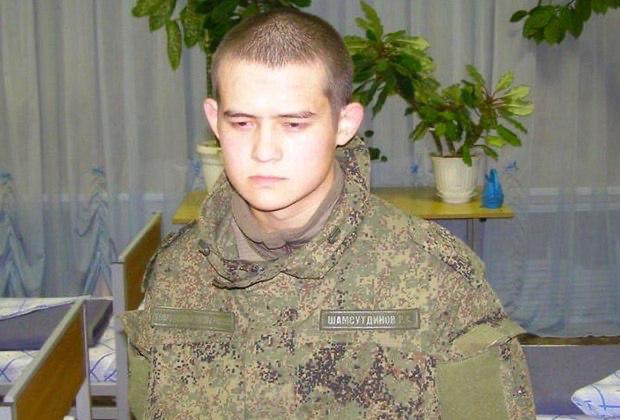 Осуждённый за расстрел восьми сослуживцев солдат срочник Шамсутдинов хочет уйти на СВО но Минобороны не заключает с ним контракт Информацию об этом RT подтвердил его адвокат Руслан Нагиев По его словам Рамиль Шамсутдинов с первого дня пытается отправиться в зону спецоперации У него отец бывший следователь брат служит и сам парень собирался делать карьеру военного Но судьба распорядилась иначе Заявления он пишет с 2022 года добавил защитник За это время Шамсутдинов написал пять писем в которых просился на СВО Решение осуждённого солдата срочника поддерживает отец Каждый раз перед обращением в Минобороны Рамиль проходит медкомиссию которая признаёт его годным к службе Последнюю попытку заключить контракт он предпринял весной или даже зимой При этом Минобороны не отказывает ему отказ не приходит но в то же время и контракт с Рамилем никто не заключает Вообще в колонии и следователи как я понял скептически относятся к его перспективам уйти на СВО Всё таки был огонь по своим говорит адвокат Шамсутдинов за эти годы освоился в колонии на условия не жалуется и по словам Нагиева исправно ходит на работы трудится в швейном цеху Никаких взысканий у него нет Отец солдата срочника сейчас пенсионер после трагедии он не стал никуда переезжать и живёт в том же селе Вагай Тюменской области В октябре 2019 года Рамиль Шамсутдинов открыл стрельбу при смене караула в одной из воинских частей Забайкалья Погибли восемь человек ещё двое были тяжело ранены Сам он заявлял что сорвался из за неуставных отношений и издевательств Суд приговорил его к 24 5 года тюрьмы Подписаться на RT ТГ Зеркало MAX