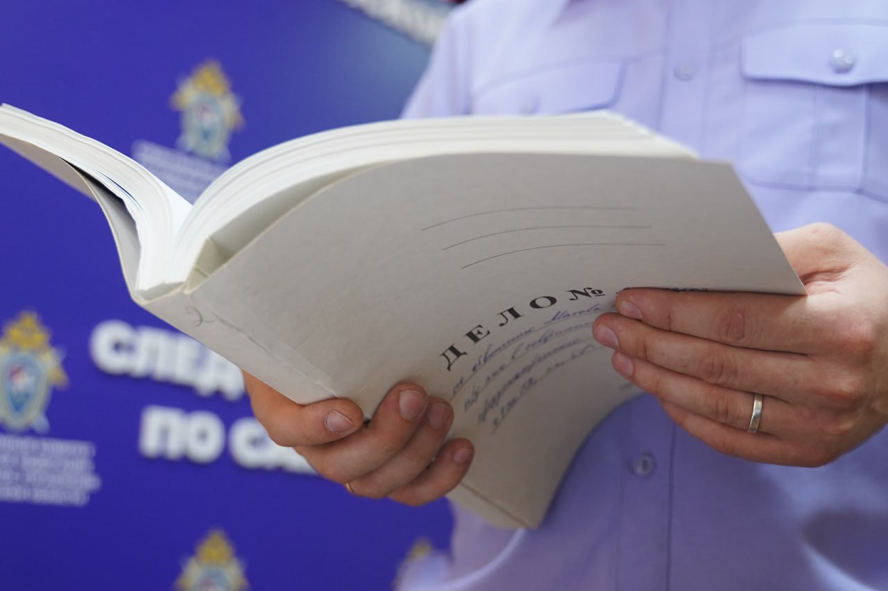 В Якутии изменили формулировку увольнения бывшего сотрудника после проверки Якутской транспортной прокуратурой проведена проверка в отношении бывшего работника Северо Восточного ЛУ МВД России на транспорте Было установлено что в августе 2023 года трудовой договор с бывшим сотрудником транспортной полиции был заключён с нарушением требований законодательства о противодействии коррупции без согласия комиссии по урегулированию конфликта интересов В июне 2025 года трудовой договор был расторгнут по основанию истечение срока трудового договора Однако прокурор направил в суд иск с требованием изменить формулировку увольнения на основание связанное с нарушением правил заключения трудового договора исключающего возможность продолжения работы Решением суда иск прокурора удовлетворён формулировка увольнения изменена на нарушение установленных Трудовым кодексом РФ правил заключения трудового договора если это нарушение исключает возможность продолжения работы