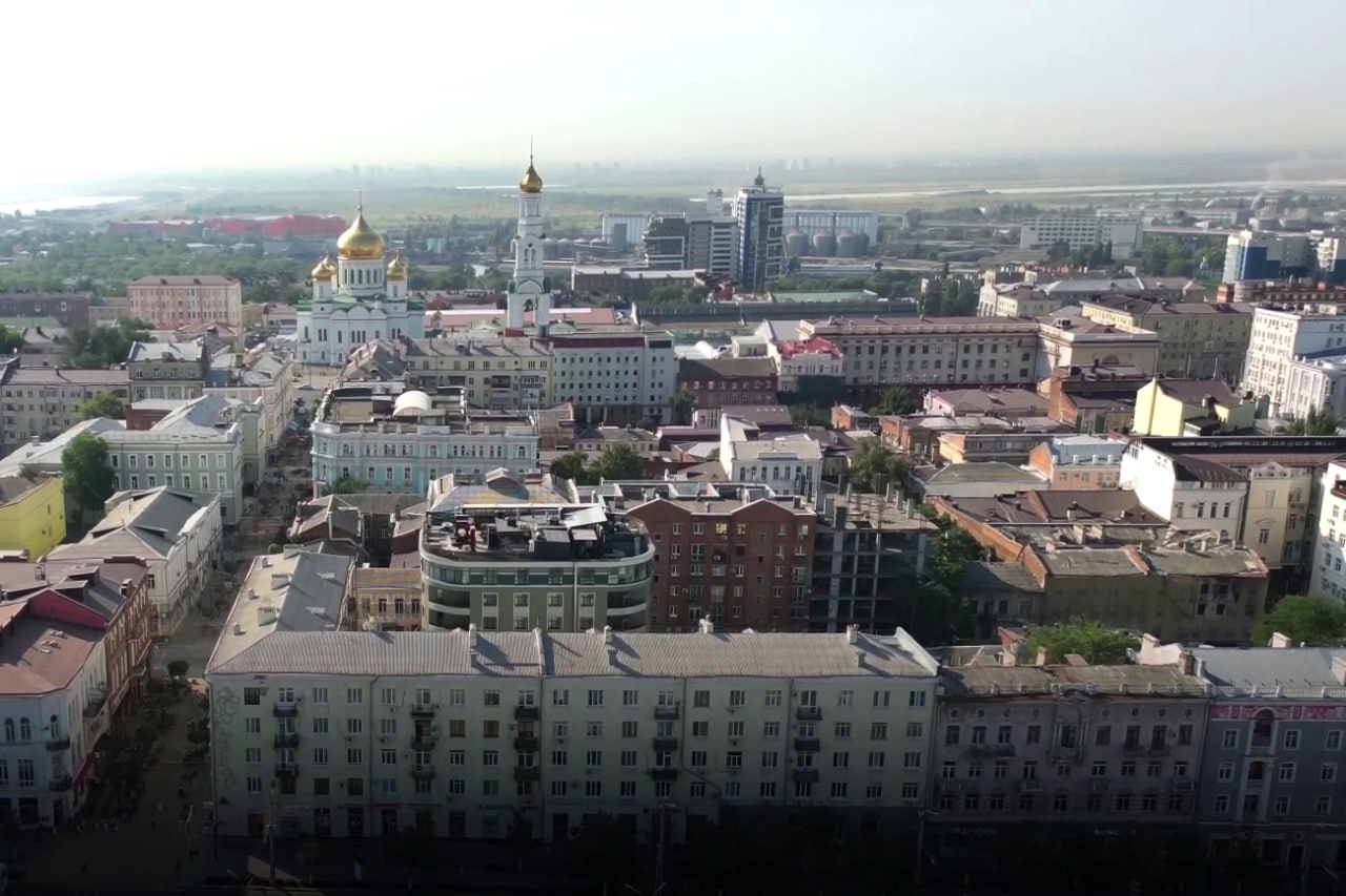 В Ростовской области создали совет для контроля за строительством и развитием территорий. На Дону появилось новое консультативное объединение — областной совет по градостроительству и развитию территорий. Его создали по поручению врио губернатора Юрия Слюсаря, чтобы наладить единую политику в строительстве и привести в порядок подход к застройке. Совет будет заниматься развитием территорий, архитектурными концепциями в крупных городах и посёлках, а также предлагать, как улучшить градостроительную политику. Возглавил совет сам Юрий Слюсарь. В состав вошли областные чиновники, архитекторы, экологи и научные эксперты. Среди них — глава ростовского отделения общества охраны природы Александр Базелюк, архитектор Андрей Вырва, руководитель Союза архитекторов Алексей Полянский и другие. Кроме того, по решению губернатора создана комиссия по вопросам градостроительства. Она будет рассматривать проекты генпланов, изменения в них, договора по развитию территорий и готовить заключения по итогам. Возглавил комиссию замгубернатора Владимир Ревенко. Напомним, что идею совета по градостроительству Юрий Слюсарь озвучил на строительном форуме в Ростове 18 апреля. Тогда он подчеркнул, что стройка на Дону часто опережает создание школ, садиков и инженерных сетей, а порой нарушает исторический облик городов. Теперь все новые стройки будут вестись по единым и более строгим правилам. Подписаться Связь с редакцией