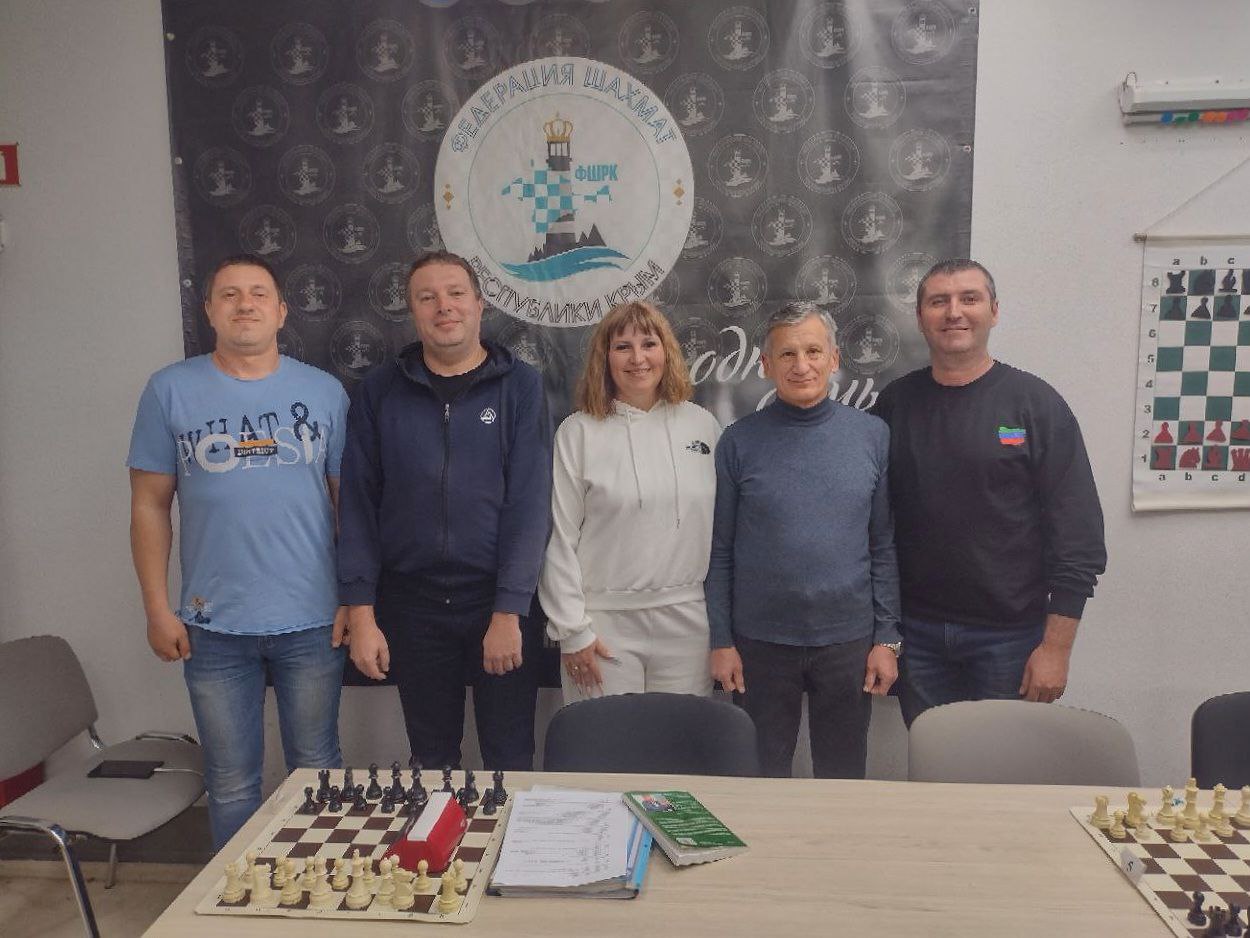 Судьи из Херсонской области подтвердили квалификацию на семинаре в Симферополе 13 судей по шахматам из Херсонской области прошли обучение и аттестацию на семинаре в Симферополе. По итогам курсов участники получили сертификаты и новые судейские категории. Первую категорию получил директор Херсонской спортшколы по шахматам и шашкам Александр Ижнин. Вторую — инструктор-методист школы Александр Новожилов категория вступит в силу в октябре 2025 года . Сергей Бронетко и Евгений Фесенко, тренеры-преподаватели шахматных школ, подтвердили третью судейскую категорию. Судейская квалификация позволяет работать на официальных соревнованиях и подтверждает профессиональный уровень. ПОДПИСАТЬСЯ ВКонтакте