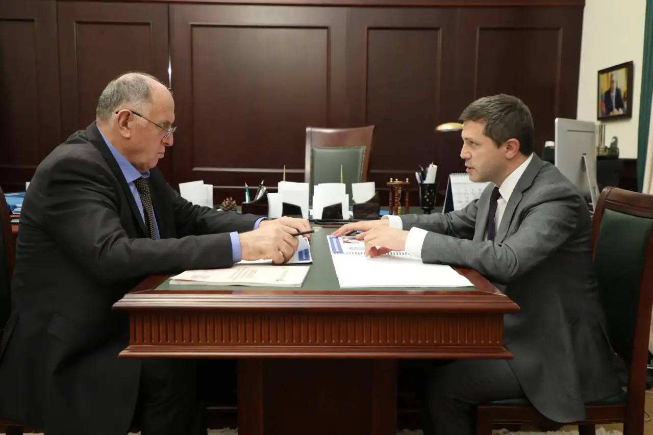 Объемы онлайн торговли в Дагестане за полугодие выросли на 89 Председатель Правительства РД Абдулмуслим Абдулмуслимов провел рабочую встречу с министром промышленности и торговли республики Низамом Халиловым сообщили в пресс службе кабмина региона Говоря об отрасли торговли которая является одной из основ экономики Дагестана Низам Халилов рассказал сообщил что по итогам января сентября 2025 года республика подтвердила статус одного из лидеров Северо Кавказского федерального округа Так оборот розничной торговли достиг 690 8 млрд руб это 1 1 к 2024 г По данному показателю республика заняла второе место в СКФО и 17 е в РФ Оборот общественного питания составил 99 2 млрд руб 0 6 по этому показателю регион на первом месте среди субъектов Северного Кавказа и на 7 м в РФ Показатель онлайн торговли вырос за первое полугодие 2025 года на 89 и достиг 38 1 млрд руб Доля в розничном обороте достигла 8 7 В республике работает свыше двух тысяч пунктов выдачи маркетплейсов За отчетный период совместно с Минсельхозпродом РД и муниципалитетами проведено более 3000 ярмарочных мероприятий и организованы 63 сезонные площадки для реализации плодоовощной продукции