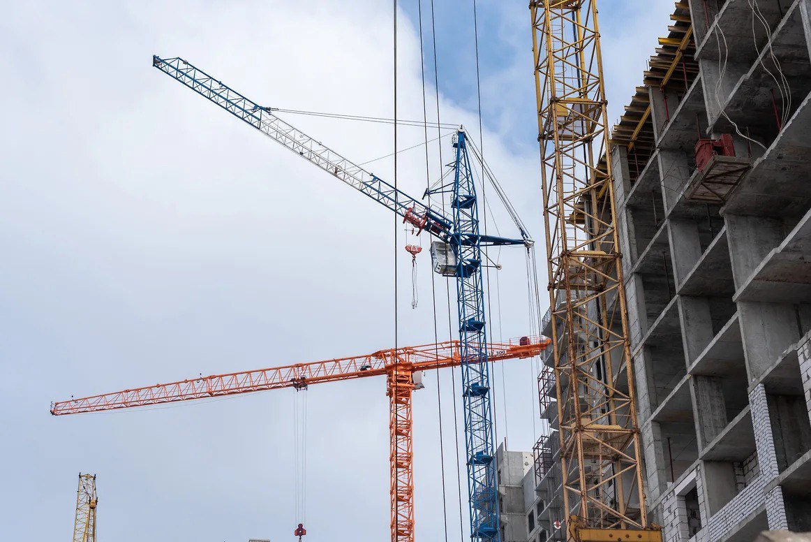 На программу доступного жилья в Татарстане в 2026 году планируют выделить 23 млрд рублей Из них 700 млн руб на поддержку семей с детьми оплату взносов при рождении или усыновлении ребёнка Планируется строительство 150 6 тыс кв м жилья для реализации через систему социальной ипотеки Фото Коммерсантъ Игорь Елисеев kommersantkazan