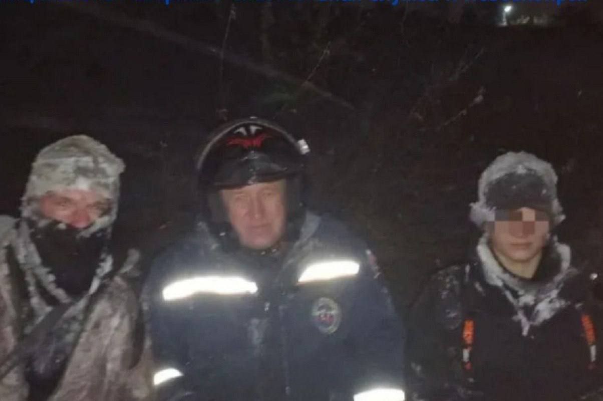 Под Новосибирском два рыбака заблудились во время сильной метели Несмотря на штормовое предупреждение сибиряки отправились на рыбалку воспользовавшись мотособакой Однако в пути их настигла метель а транспорт внезапно вышел из строя в результате мужчины не смогли отыскать дорогу к берегу Новосибирского водохранилища Спасатели нашли рыбаков они находились примерно в пяти километрах от берега неподалёку от посёлка Крупской Оба рыбака родившиеся в 2001 и 2010 годах чувствовали себя нормально и от помощи медиков отказались НОВОСТИ и ТОЧКА Подписаться