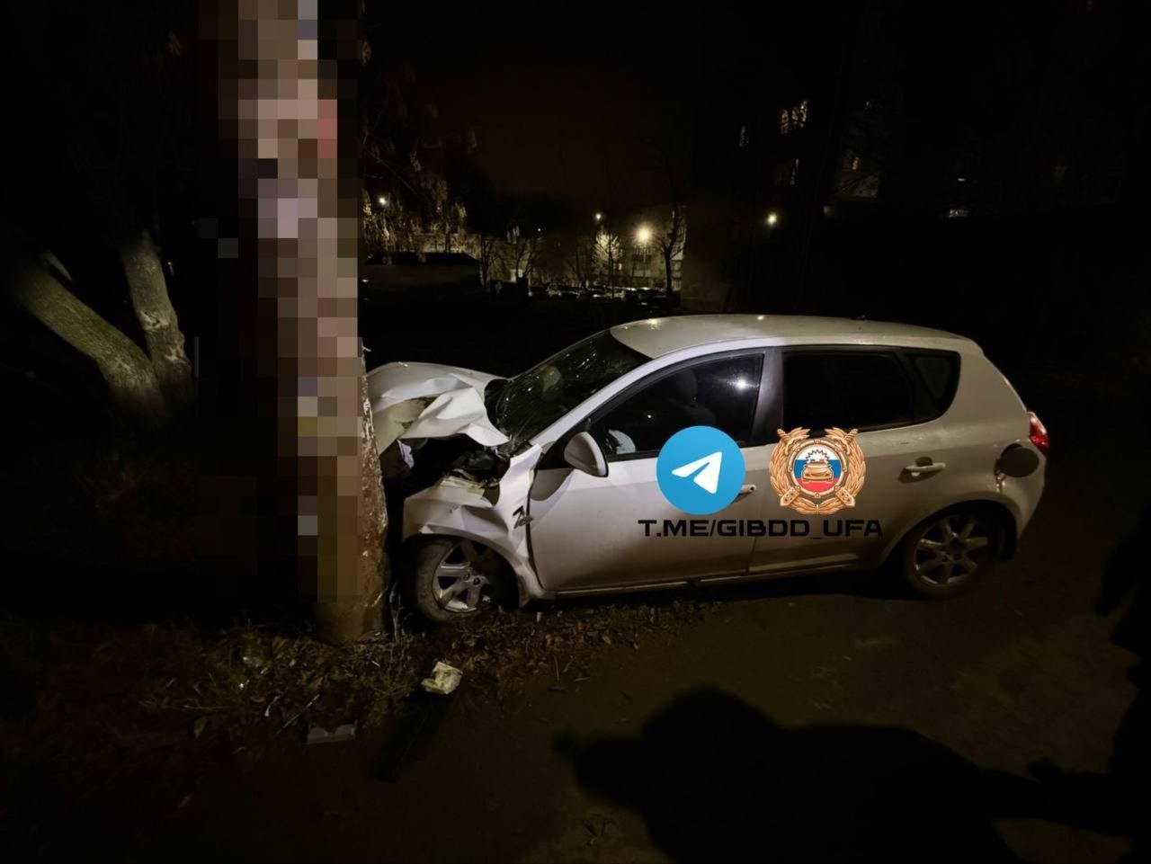 Пьяный водитель протаранил электроопору в Уфе По данным ГАИ города накануне ночью водитель 1990 года рождения за рулем Киа Сид ехал по ул Кольцевой со стороны ул Александра Невского в сторону ул Ивана Франко Он врезался в электроопору справа по ходу движения автомобиля Два пассажира иномарки обратились за медпомощью Известно что водитель был пьян прибор показал 0 702 мг л Кроме того у него не было прав За данные административные правонарушения мужчину привлекли к ответственности По факту ДТП сотрудники ГАИ начали административное расследование Честно говоря ВК MAX подписывайтесь