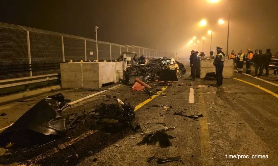 Два человека погибли еще двое несовершеннолетних пострадали в результате аварии на Крымском мосту сообщила прокуратура республики ЧП произошло 8 ноября По предварительным данным водитель автомобиля Mercedes Benz во время обгона пассажирского автобуса Краснодар Севастополь не справился с управлением и столкнулся с бетонным ограждением vestiru24