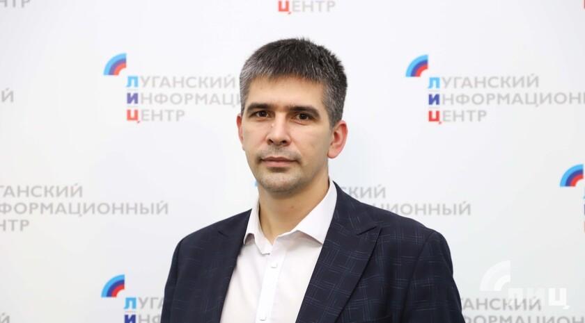 ‍ ‍     ‍ Более 60 спортивных объектов планируют восстановить в ЛНР до 2030 года. Об этом ЛИЦ сообщил министр спорта ЛНР Олег Шеренешев.  «До 2030 года в планах, которые согласованы с Министерством спорта РФ, 62 объекта спорта. Это и по линии регионов-шефов, и по линии ППК „Единый заказчик“, и по линии субсидии Министерства спорта Российской Федерации», — проинформировал руководитель Минспорта Республики.   Он отметил, что общая сумма вложений превысит десять миллиардов рублей.  «Надеемся, что в рамках комплексного подхода мы спортивную инфраструктуру не просто восстановим, обновим, но и создадим новую», — добавил министр.