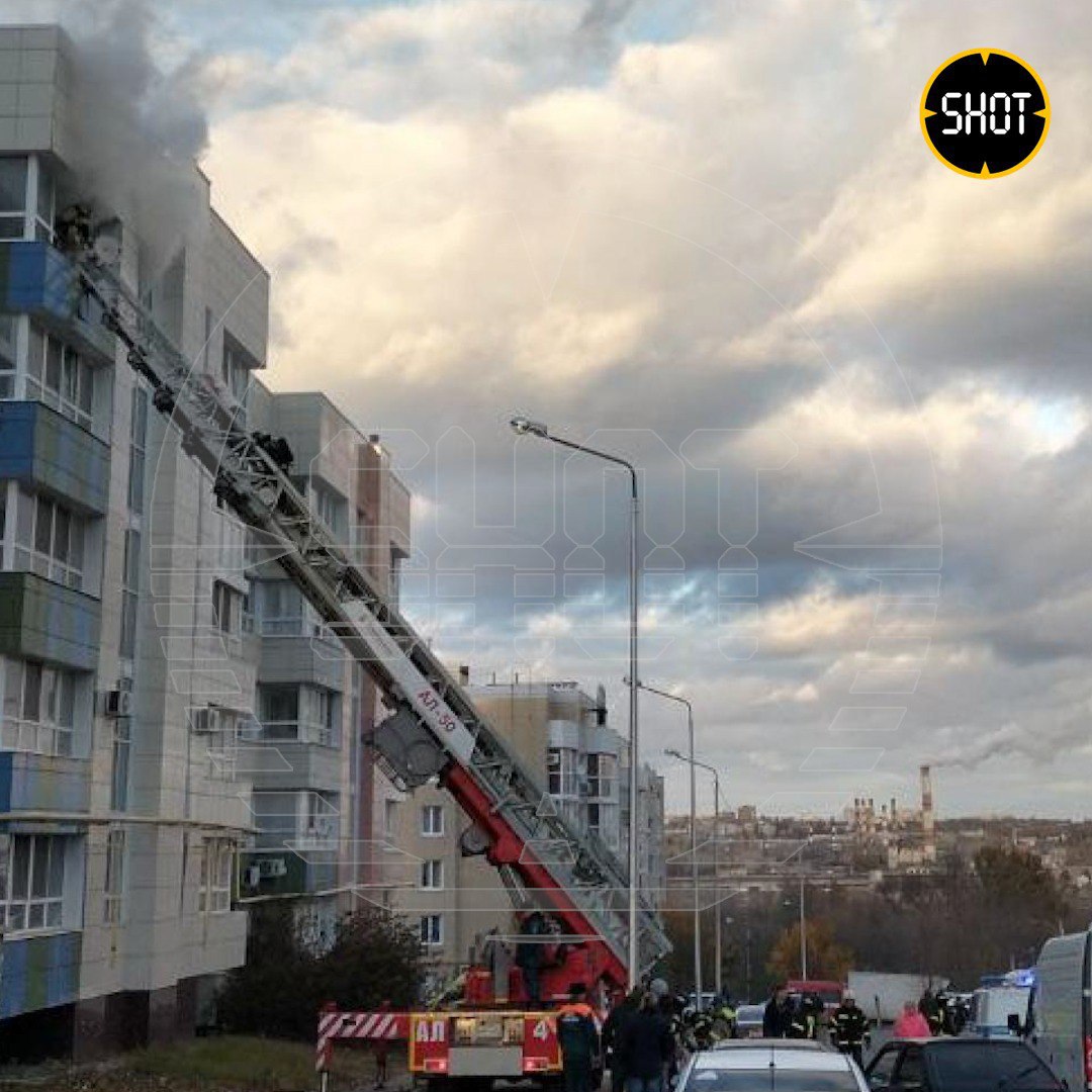 На этих кадрах спасатели эвакуируют мужчину из горящей квартиры в ЖК "Новая жизнь" с помощью автолестницы. Его госпитализировали с минно-взрывной травмой и  осколочным ранением ноги.  Сейчас пожар потушен.