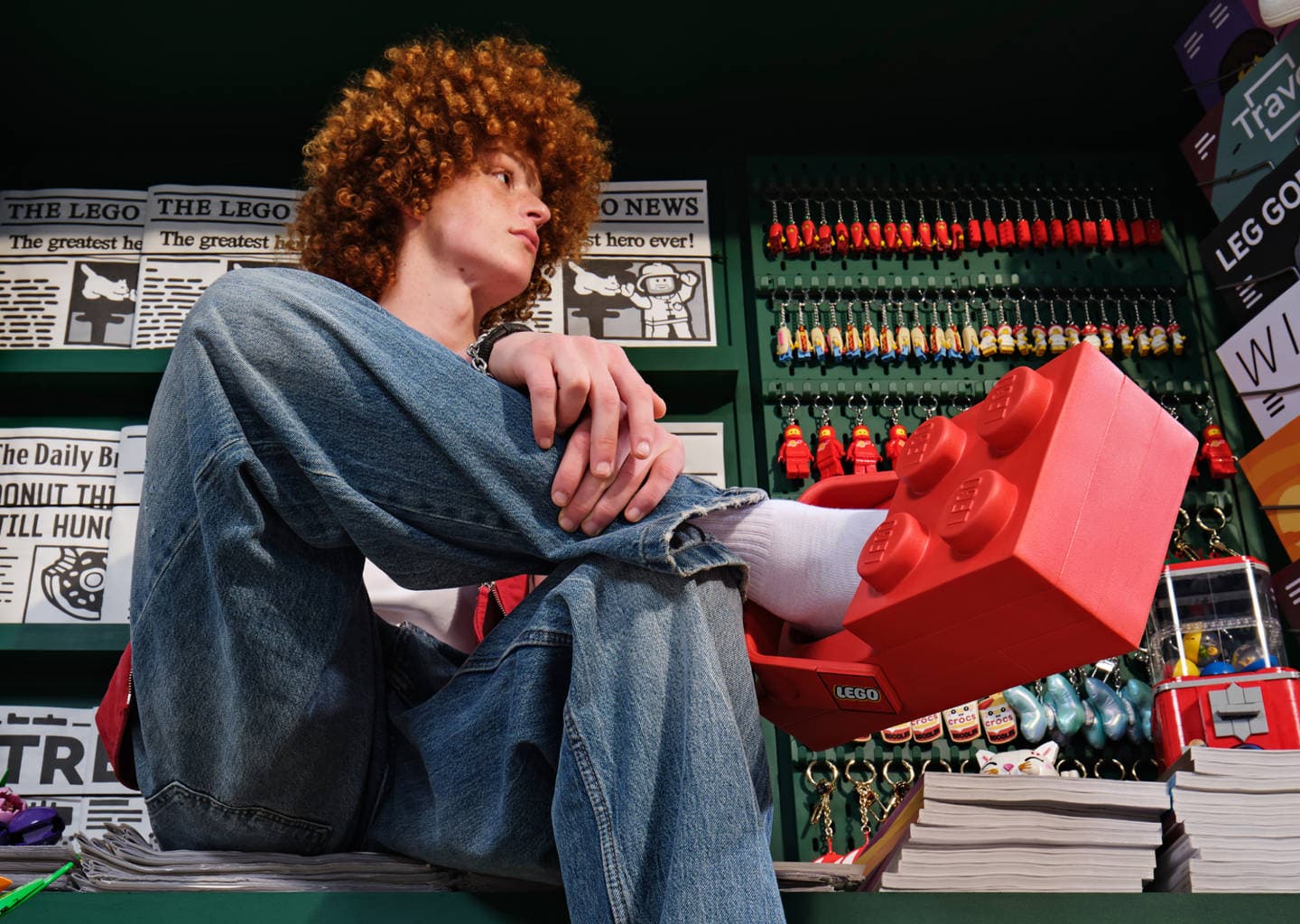 Crocs представила обувь в виде огромных деталей LEGO кирпичи на ногах Благодаря компании Crocs у ярых поклонников LEGO появится возможность удивить родных друзей и прохожих в ближайшем будущем они смогут приобрести обувь похожую на крупные детали конструктора