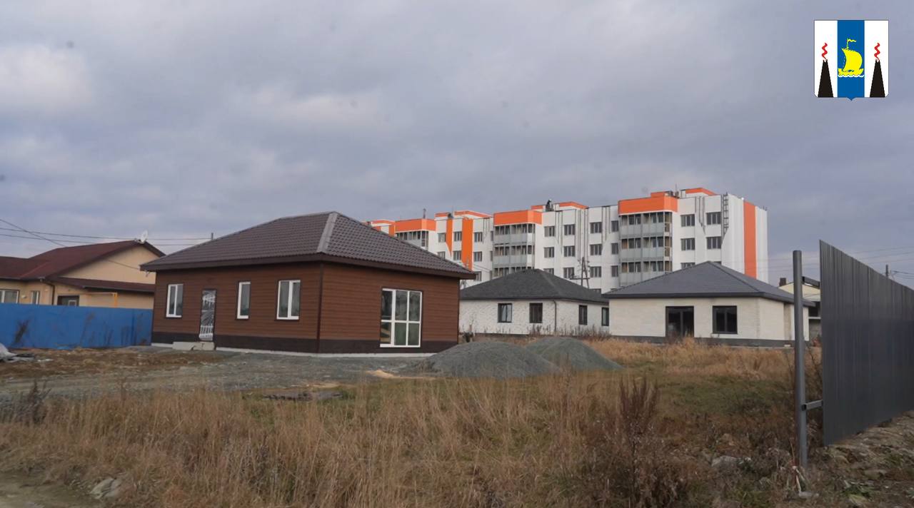 В южной части села Новотроицкое начался пуск газа абонентам которые подготовили свои дома к подключению В селе построено 4 8 км газопровода Теперь 114 домовладений могут подключиться к газу 106 собственников уже заключили договоры на подключение В течение последующих дней специалисты будут активно подключать дома к газораспределительной сети Программа газификации Сахалинской области реализуется при поддержке губернатора Валерия Лимаренко minenergo sakh Подписывайтесь на нас в MAX sakhgov