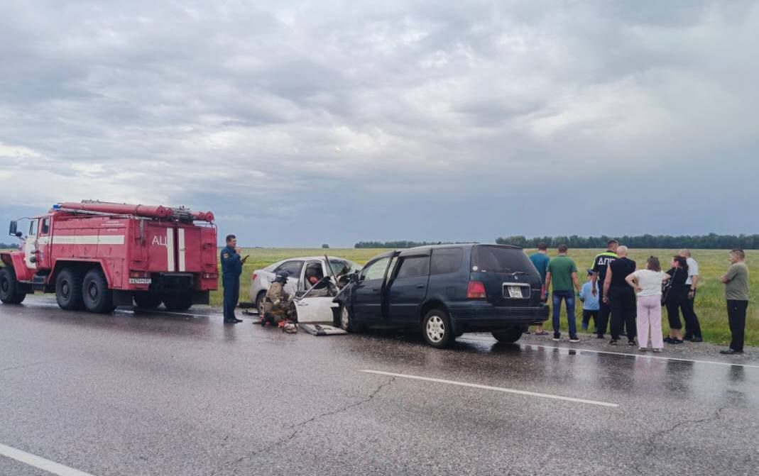В Шипуновском районе Алтайского края произошло ДТП с участием двух автомобилей, в результате которого погибли 6 человек, включая троих детей. Ещё четверо пострадавших госпитализированы. По предварительным данным, двое погибших — граждане Казахстана. ГУ МВД по Алтайскому краю #Новости