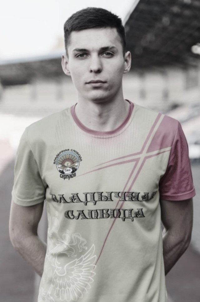 26-летний футболист умер прямо во время матча Лиги «B-3» первенства Московской области в Подольске. Артем Калмыков из ФК «Парковый» упал без сознания на 60 минуте игры с клубом «Нара» из Наро-Фоминска. Спортсмена пытались реанимировать за пределами поля и в скорой, но он скончался. Москва никогда не спит — подпишись