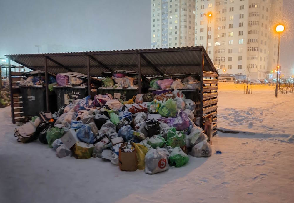 Прокуратура начала проверки по жалобам на уборку снега и мусора в Перми  В Перми прокуратура сообщила о серии проверок, которые ведомство проводит по жалобам жителей города на плохую уборку снега и мусора. Жалобы на задержки в вывозе мусора с контейнерных площадок начали поступать с первых дней 2025 года.  Из-за сильного снегопада на прошлой неделе усложнилась ситуация с уборкой снега на дорогах и тротуарах.   Прокуратура намерена дать оценку действиям подрядчиков и других ответственных лиц. «По выявленным нарушениям будет принят комплекс мер прокурорского реагирования», - сообщает ведомство.      >