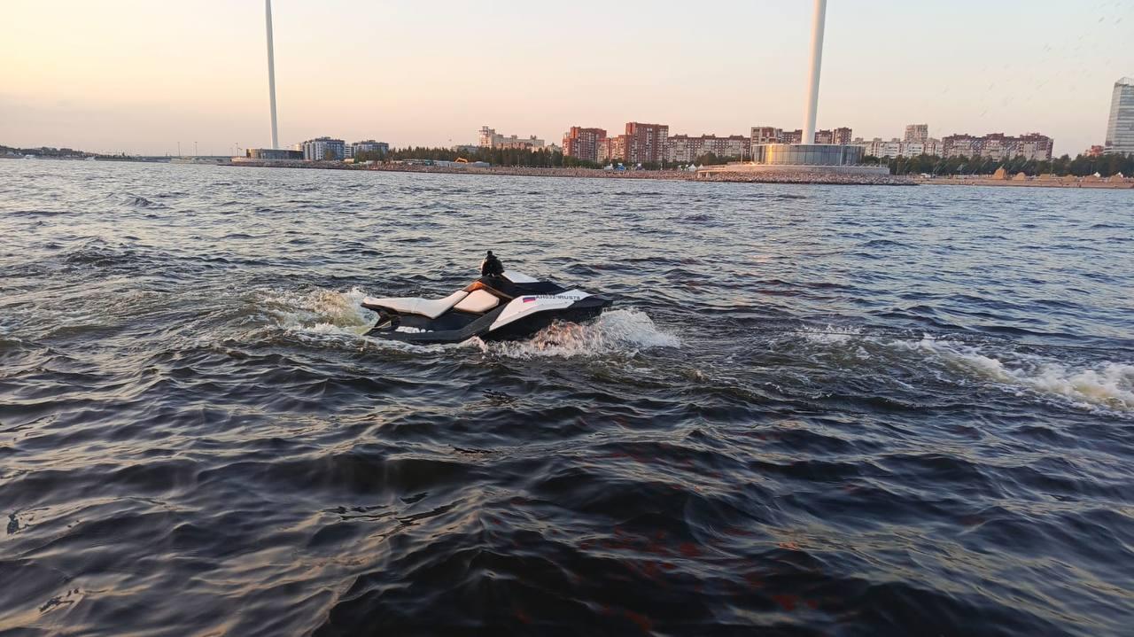 Гидроцикл перевернулся под флагштоками у парка 300 летия В воде оказались двое Мужчина и женщина устроили вынужденный заплыв в акватории Финского залива у парка 300 летия Санкт Петербурга вечером 6 сентября