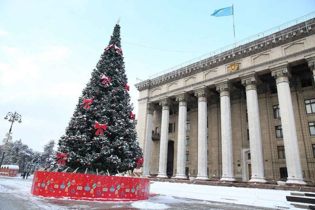 Когда зажгут огни на главной новогодней ёлке в Алматы  В этом году высота главной новогодней ёлки в Алматы составит 22 метра. По традиции её установят на площади имени Абая перед Дворцом Республики.   Для оформления используют яркие декоративные элементы, ёлочные шары, крупные банты, шесть километров гирлянд, а также новогодние игрушки, изготовленные в том числе из переработанных экологически безопасных материалов.  «Зажжение главной ёлки состоится 20 декабря в 19:00. В честь торжества перед Дворцом Республики выступят звезды эстрады: Turar, Dakelot, Adill, Мади Рымбаев, Диная, группа Astro, Malika Yes, Балжан Бидаш, группа ALPHA, а также основные герои праздника – Аяз Ата и Акшакар», – рассказали в акимате.  Фото: акимат Алматы    /CentralMediaNews