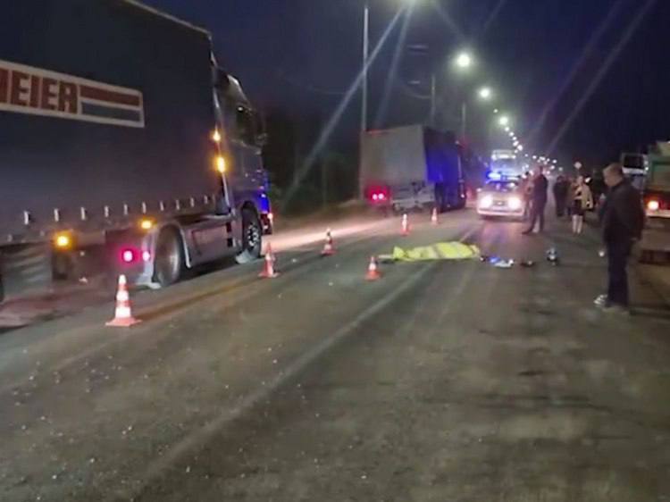 Страшная авария под Краснослободском — КамАЗ раздавил 14-летнего мотоциклиста Жуткое ДТП произошло в первом часу минувшей ночи на 7 июня на трассе Волгоград - Краснослободск - Средняя Ахтуба. В районе хутора Госпитомник 37-летний водитель КамАЗа при развороте не убедился в безопасности и столкнулся с мотоциклом PROMAX под управлением 14-летнего водителя. Мотоциклист управлял транспортом без водительского удостоверения. В результате ДТП подросток погиб на месте. По факту аварии возбуждено уголовное дело. Подписаться