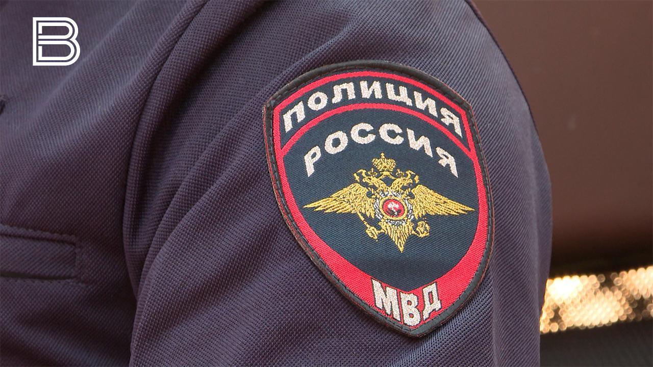 Полиция задержала причастных к многомиллионной автостраховой афере жителей Мурманской области Страховка КАСКО стала инструментом крупной мошеннической схемы Группу лиц из 12 человек задержали сотрудники Главного управления МВД России по Санкт Петербургу и Ленинградской области при содействии специалистов страховых компаний Как сообщила официальный представитель МВД России Ирина Волк обвиняемые инсценировали аварии с иномарками намеренно создавая условия для фиктивных ДТП Для получения выплат преступники подавали ложные сведения о повреждениях транспортных средств и обстоятельствах происшествий Общий размер нанесенного страховым компаниям ущерба превысил 170 миллионов рублей Организаторами криминальной схемы стали трое жителей Мурманской области и двое петербуржцев Они подбирали собственников автомобилей и водителей распределяя между ними роли Злоумышленники инсценировали дорожно транспортные происшествия с участием иномарок Особенность их действий заключалась в том что машины были застрахованы на крупные суммы по схеме КАСКО прокомментировала Ирина Волк Все самые важные новости Telegram MAX