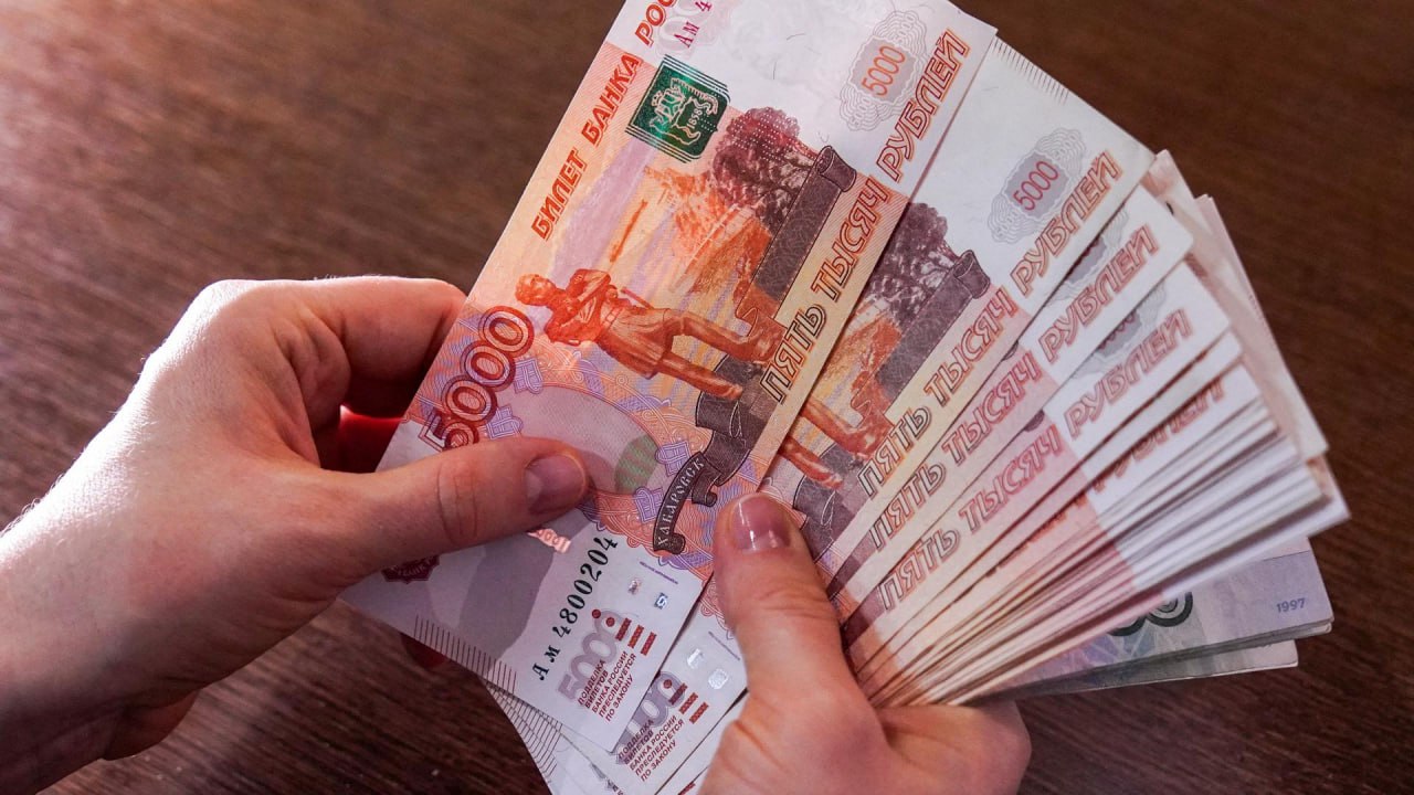 Петербург занял восьмую строчку рейтинга регионов по доходам жителей Рейтинг подготовило РИА Новости. При составлении учитывалось отношение медианных доходов показатель, который условно делит население на две равные части: одна половина получает больше этого значения, половина — меньше к стоимости фиксированного набора товаров и услуг. В среднем по России этот показатель в 2024 году составил 2,4. У Северной столицы — 2,55. На первой строчке рейтинга расположился Ямало-Ненецкий автономный округ 3,94 , следом идёт Ненецкий автономный округ 3,74 , замкнул тройку Чукотский автономный округ 3,21 . Москва — на пятом месте с результатом в 3,03. В 2024 году доля людей за чертой бедности продолжила снижаться и достигла очередного минимума в 7,2%. Наименьшая доля — в Петербурге и ЯНАО по 3,5% . ИЗВЕСТИЯ/Сергей Лантюхов Подписаться Прислать новость