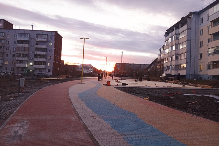 ЗАЧЕМ ХАКАСИИ НОВЫЙ ГОРОД Стройка нового города на границе Хакасии может начаться в 2026 м сообщил ТАСС зампредседателя комитета Совета Федерации Александр Усс Идея принадлежит секретарю Совета безопасности РФ Сергею Шойгу сообщала Свободная Хакасия В ноябре во время визита в республику он предложил построить город спутник Саяногорска который станет гордостью российских архитекторов В макрорегионе создадут кластер по переработке редких и редкоземельных металлов Ангаро Енисейская долина Не исключено что город или городское поселение будет создано в районе электрокомплекса Минусинска заявил УСС и обнадежил Предполагается что уже в следующем году эти работы будут начинаться Это достаточно высокий темп Сейчас создается проектный офис поэтому идея о том что появится новый город с другим населением другими задачами приобретает реальные очертания Сенатор добавил что работать в новом городе будет молодежь Всё в общем звучит фантастически учитывая что сейчас в Саяногорске с трудом возводят два жилых дома дефицит строителей А вы как думаете Фото svobodnayahakasia инвестиции