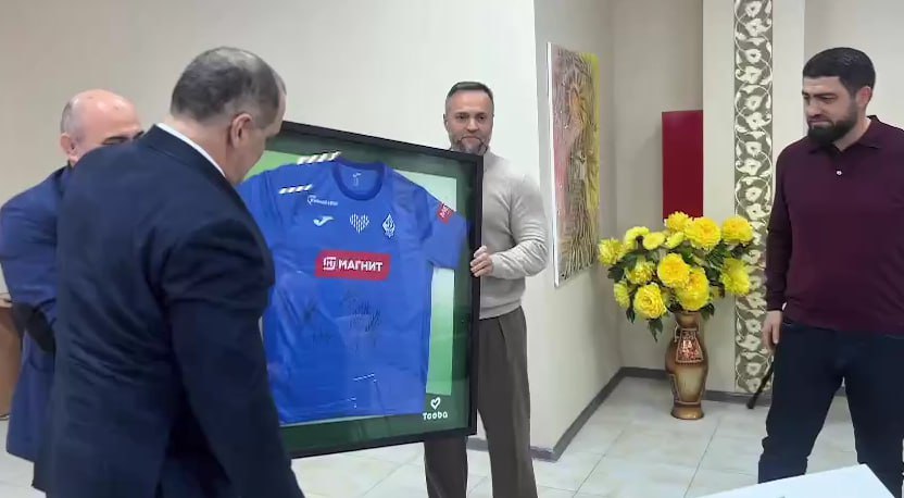 Почти 2 миллиона рублей удалось собрать на благотворительном аукционе благодаря продаже уникальной футболки махачкалинского Динамо На ней свои автографы оставили легенды мирового футбола итальянец Тотти бразилец Ривалдо француз Трезеге и другие Торги начались с 10 тысяч рублей а итоговая сумма составила 1 9 миллиона рублей Эти деньги пойдут на развитие спорта и поддержку больных детей по желанию победителя аукциона Хизри Амирагаева Футболку ему лично вручил глава республики Сергей Меликов