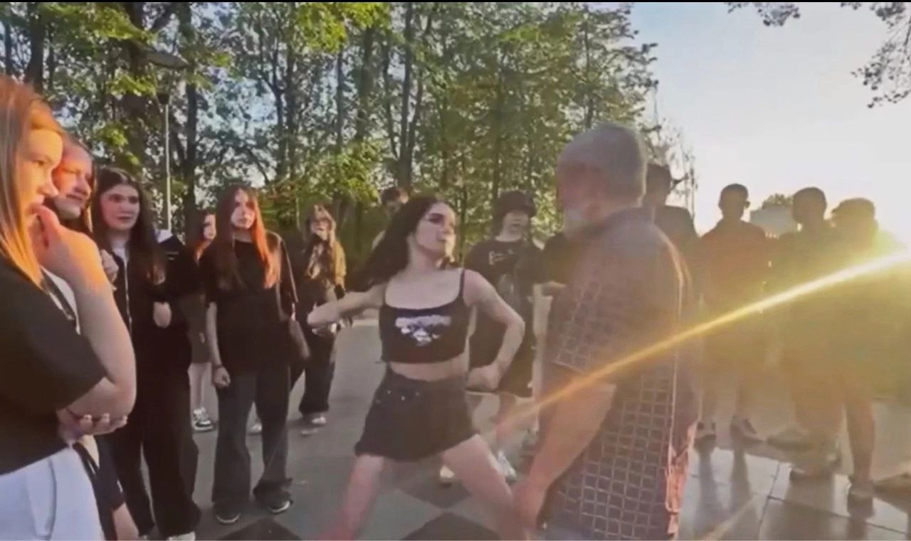 В городском округе Сергиев Посад в Подмосковье сотрудники правоохранительных органов проводят проверку по факту инцидента, зафиксированного на видео, которое было обнаружено в интернете. В ходе мониторинга интернет-пространства сотрудники полиции обнаружили видеозапись, на которой запечатлено, как девушка наносит удары пожилому мужчине. На данный момент в полицию не поступали сообщения или заявления, в том числе из медицинских учреждений, относительно этого инцидента, — сообщила Татьяна Петрова, руководитель Управления информации и общественных связей Главного управления МВД России по Московской области. «Правонарушительница установлена, сотрудники полиции принимают меры для её поиска. Проводятся мероприятия, направленные на выяснение всех обстоятельств произошедшего. По результатам будет принято решение в соответствии с законодательством», — добавила Татьяна Петрова.