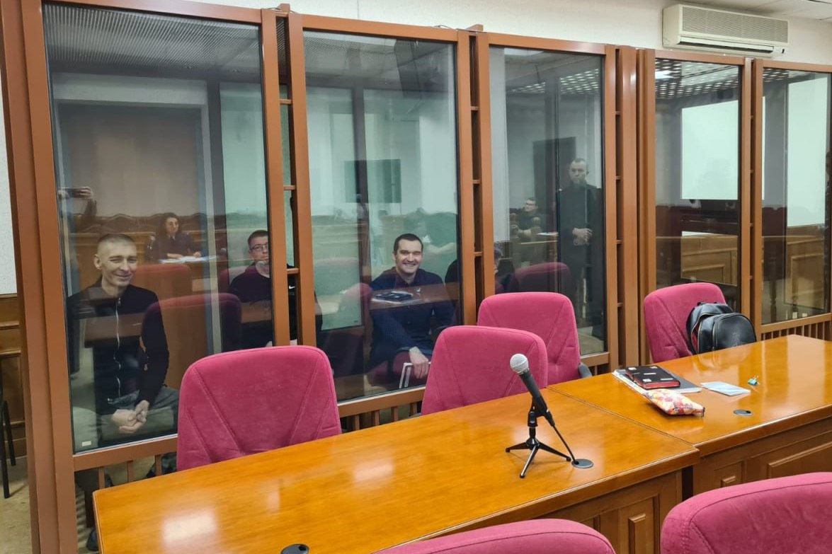 Свердловский облсуд вынес приговор членам алтайской банды похитившим бизнесмена из Екатеринбурга Поскольку присяжные оправдали подсудимых по ряду статей в итоге суд приговорил Дмитрия Атаманова к семи годам колонии строгого режима и ограничению свободы на год за похищение человека Александра Герасимова к 11 годам колонии строгого режима ограничению свободы на 1 год 9 месяцев и штрафу в 500 тысяч рублей Он признан виновным в похищении человека легализации денег приобретенных в результате совершения преступления и бандитизме Вячеслава Силуянова к 14 годам колонии строгого режима ограничению свободы на 1 год 9 месяцев и штрафу в 900 тысяч рублей Он признан виновным в похищении человека разбое и бандитизме Дмитрия Стороженко к 10 годам колонии строгого режима ограничению свободы на 1 год и штрафу в 950 тысяч рублей В его арсенале соучастие в преступлениях банды разбой превышение должностных полномочий и получение взятки Кроме того осужденный лишен звания майор полиции и права занимать должности в правоохранительных органах на срок 5 лет Также суд частично удовлетворил гражданский иск потерпевшего Свердловский областной суд justmediaru