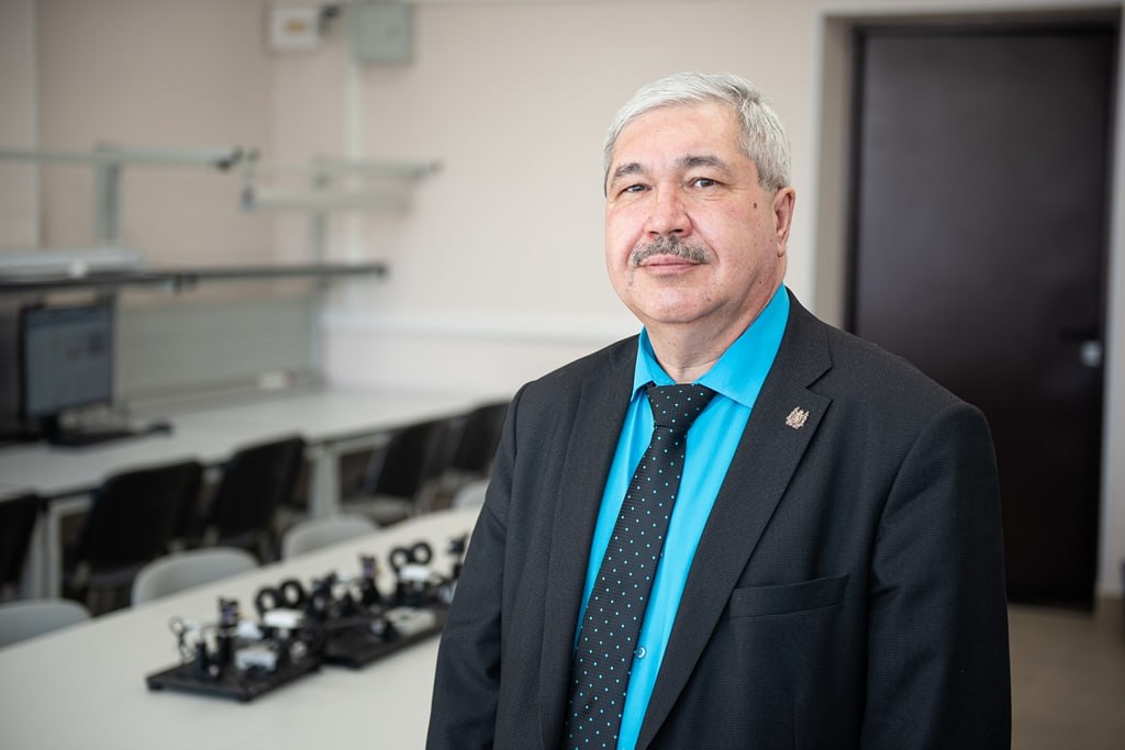 В ТГУ создали эмулятор квантового компьютера для подготовки инженеров В настоящее время в России только два эмулятора квантового компьютера в ТГУ и Росатоме включены в экосистему квантовых вычислений и рекомендованы для широкого использования Web лаборатория РФФ ТГУ используется для обучения специалистов которые будут создавать квантовые компьютеры сенсоры и системы связи Образовательная платформа в ТГУ разработана при поддержке программы Приоритет 2030 Декан РФФ ТГУ Александр Коротаев Внедрение квантовых технологий будет кардинально трансформировать все сферы в особенности те области которые связаны с передачей и хранением больших массивов данных например банковский сектор Привычные системы безопасности рухнут поскольку квантовый компьютер будет очень быстро вскрывать пароли и зашифрованные данные но будут появляться новые системы основанные на квантовой физике Поэтому потребность в профессиональных кадрах будет очень острой Подробнее Канал ТГУ Афиша ТГУ ТГУ в MAX