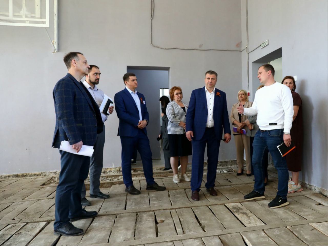 Мэр Самары Иван Носков: Ремонт в образовательных учреждениях должен быть выполнен на совесть и в срок В Самаре ранее приступили к ремонту школ и детских садов. На ремонт учреждений образования в этом году выделили более 500 млн рублей. Предстоит обновить в том числе 12 пищеблоков, 5 универсальных спортплощадок, 7 площадок для сдачи нормативов ГТО, 2 площадки для воркаута и 9 спортзалов в школах. Мэр Иван Носков проверил ход работ в детсаду №183 и школе №92. «Сумма немалая, а значит и контроль будет серьезным. Не важно, какого масштаба работы – ремонт входной группы или капитальный ремонт фасада – в любом случае они должны быть выполнены на совесть и в срок. Прежде всего, это зона ответственности профильных департаментов, руководителей школ и детских садов», — отметил Иван Николаевич. Подробнее на сайте