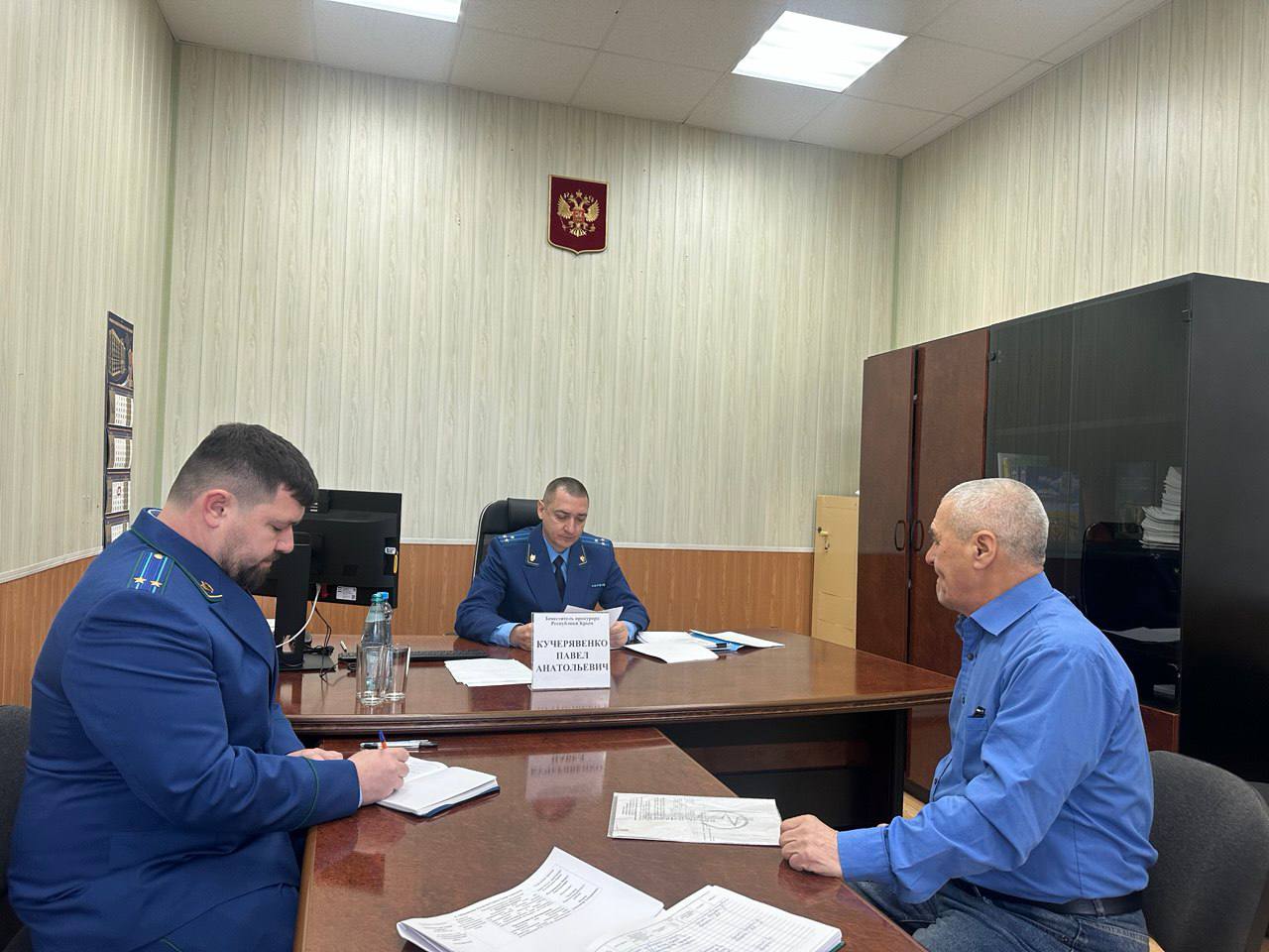 Заместитель прокурора Крыма Павел Кучерявенко в минувшую среду провел выездной прием жителей Красногвардейского района Двое местных жителей рассказали что стали жертвами телефонных мошенников они просили обратиться в их интересах в суд с исковыми заявлениями о взыскании вреда причиненного преступлением Одна из заявительниц пожаловалась на ненадлежащее состояние дороги на улице Первомайской в селе Карповке Еще одна заявительница сообщила что на улице Молодежной в поселке Красногвардейском недостаточное освещение дороги В ходе приема Павел Кучерявенко разъяснил гражданам положения действующего законодательства по поступившим жалобам организованы проверки результаты проведения которых находятся под его личным контролем Подробнее на сайте прокуратуры Республики Крым