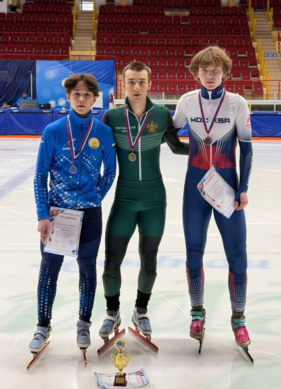 Шорт трекист из Башкортостана стал призёром всероссийских соревнований в Саранске Уфимец Арсен Тимирбаев преодолел дистанцию 1000 метров за 1 минуту 30 479 секунды и стал серебряным призёром Бронзу спортсмен завоевал на дистанции 1500 метров Её он преодолел за 2 минуты и 22 391 секунды Поздравляем Арсена и его наставника Татьяну Алексеевну с завоеванными наградами Подпишись на первый спортивный