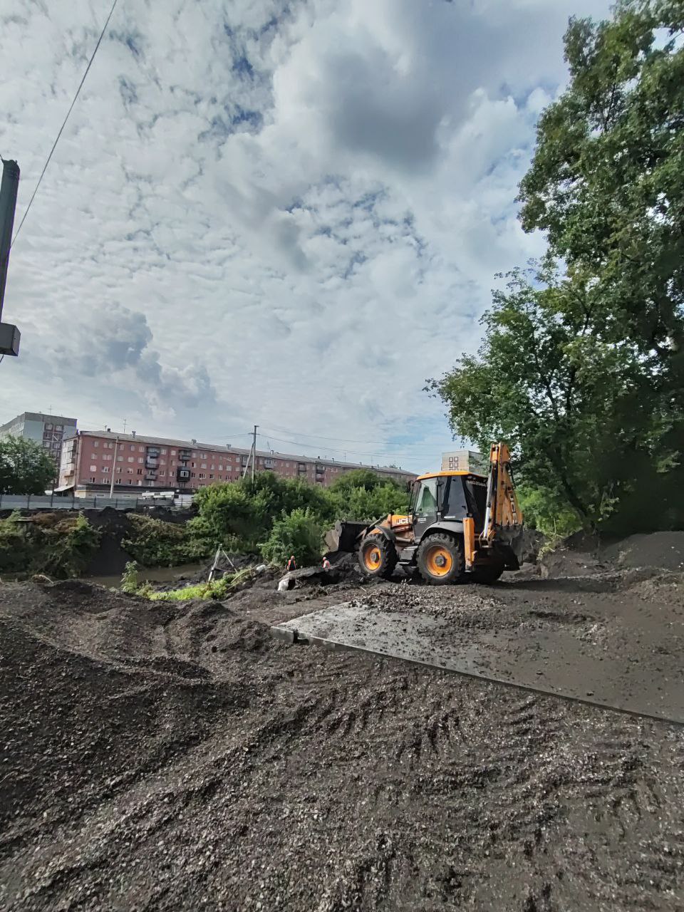 В Новокузнецке началось строительство пешеходного моста через реку Аба Будет находиться в микрорайоне Дальнее Куйбышево рядом со старой переправой, которая пришла в негодность. Со следующей недели подрядчик начнёт готовить фундаменты. Установить конструкцию на них планируют с помощью крана в середине сентября. «Покрытие старого сооружения демонтируем после ввода в эксплуатацию нового. Сдать объект подрядная организация обязуется к 1 октября», - рассказал глава города Денис Ильин. Вести-Кузбасс Новости